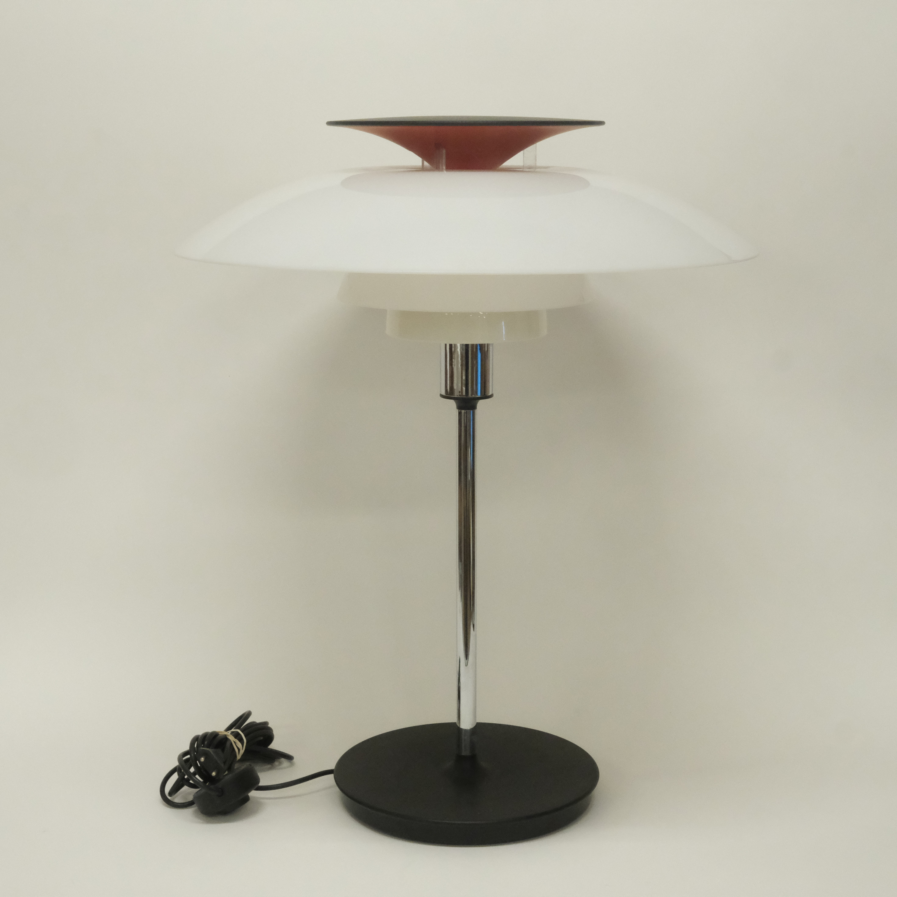 POUL HENNINGSEN. BORDSLAMPA, "PH-80", LOUIS POULSEN, DANMARK.