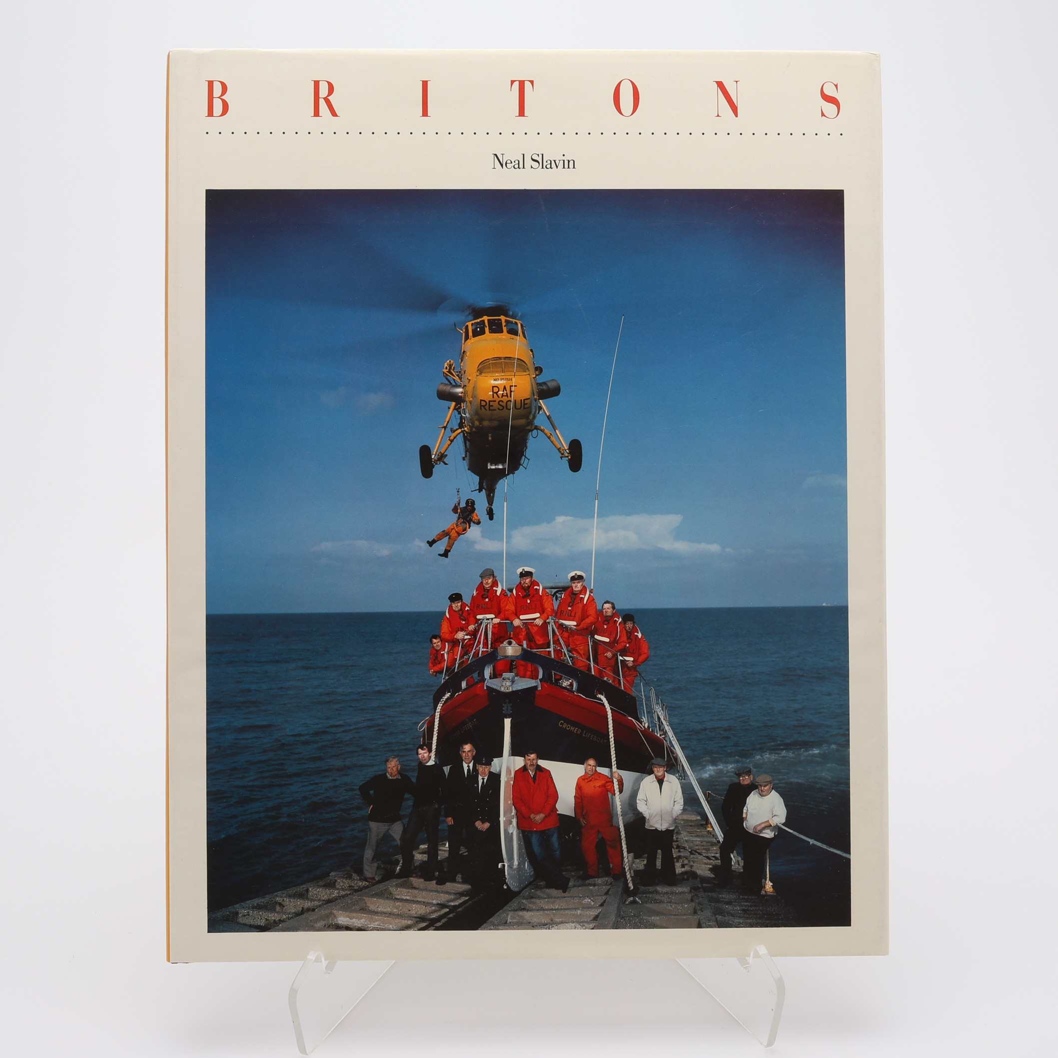 FOTO. DEN AMERIKANSKE FOTOGRAFEN NEAL SLAVINS BRITONS I FÖRSTA ENGELSKA UPPLAGAN 1986.