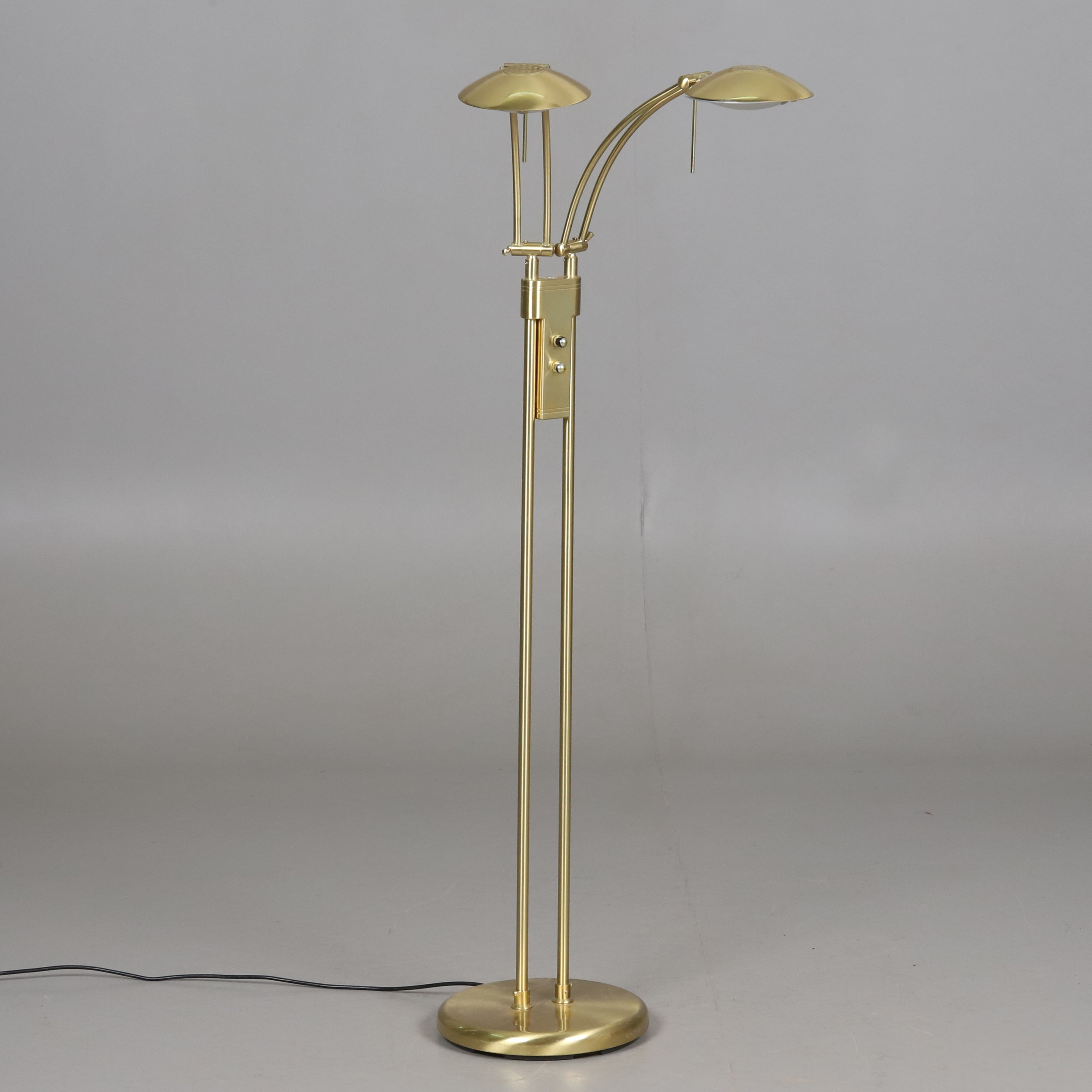 GOLVLAMPA. Gulmetall, justerbara armar och dimmerfunktion.
