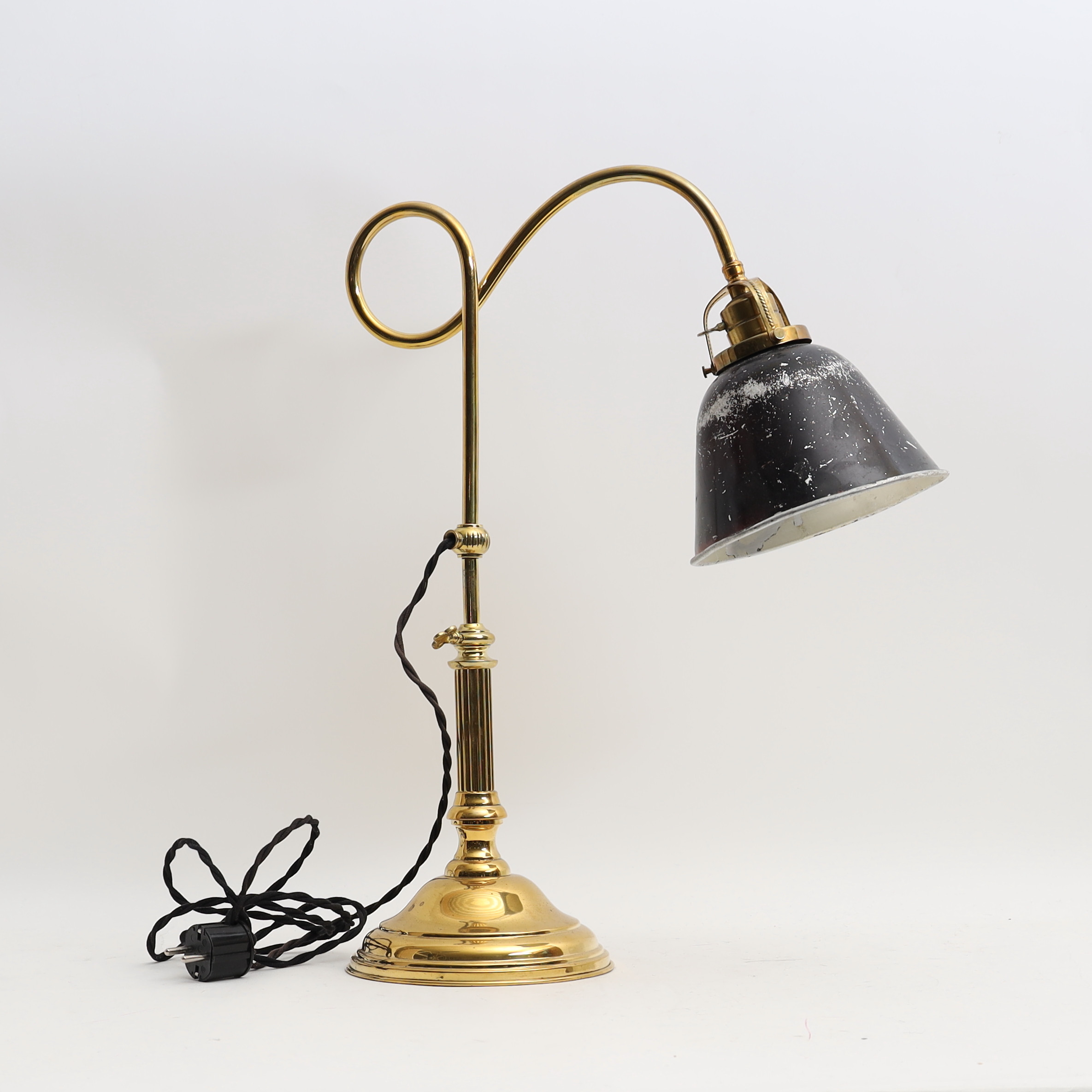 BORDSLAMPA, tidigt 1900-tal, mässing, med skärm i metall.