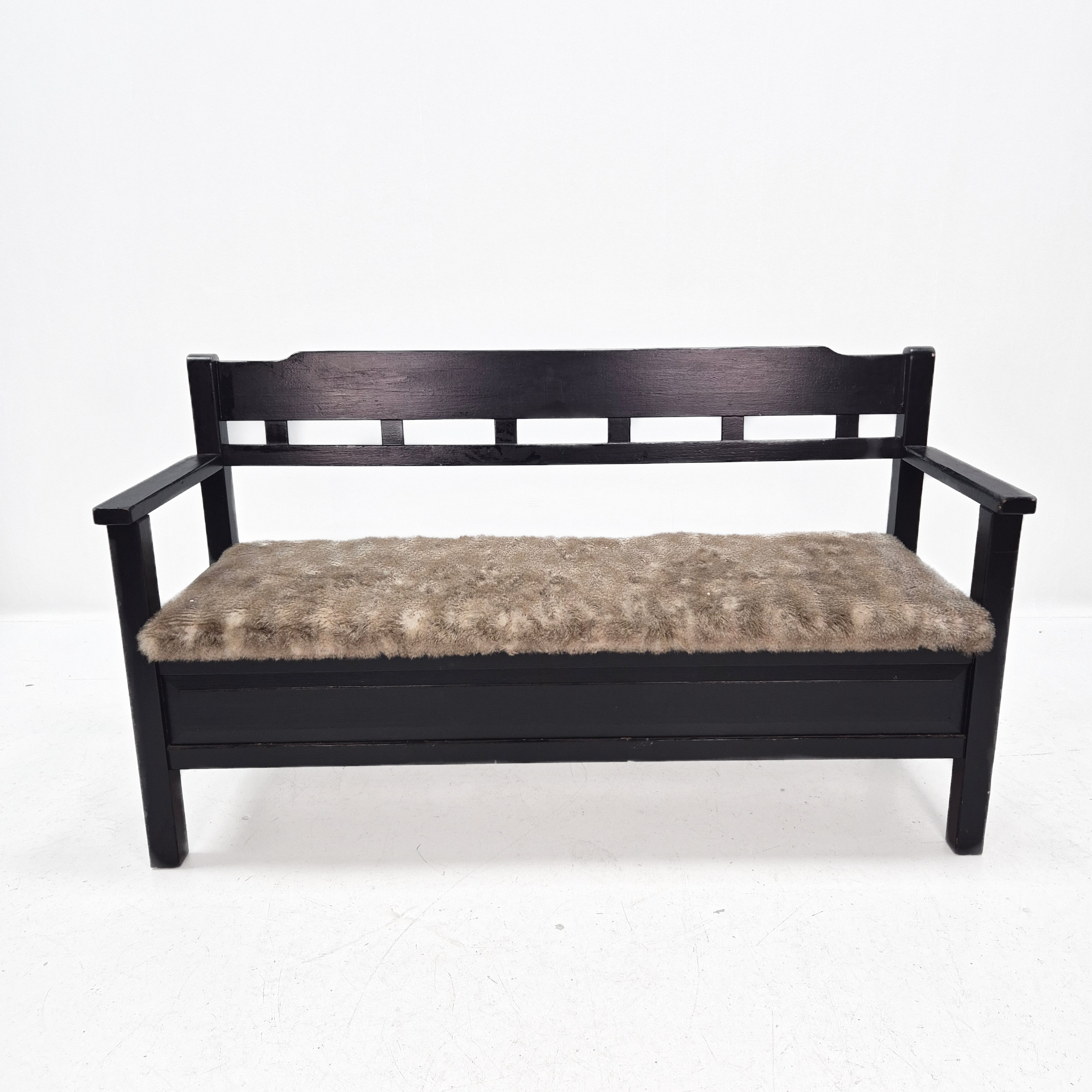 SOFFA - träsoffa, svart med grå klädsel.