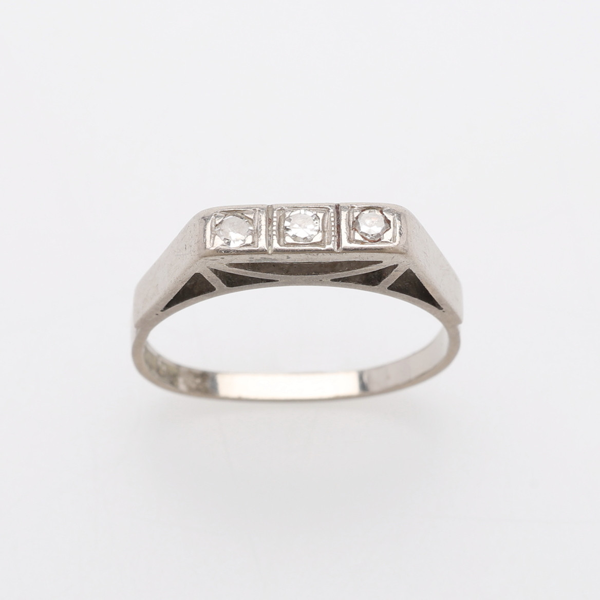 RING, 18K VITGULD MED TRE BRILJANTSLIPADE DIAMANTER, VIKT 2,2 GRAM.