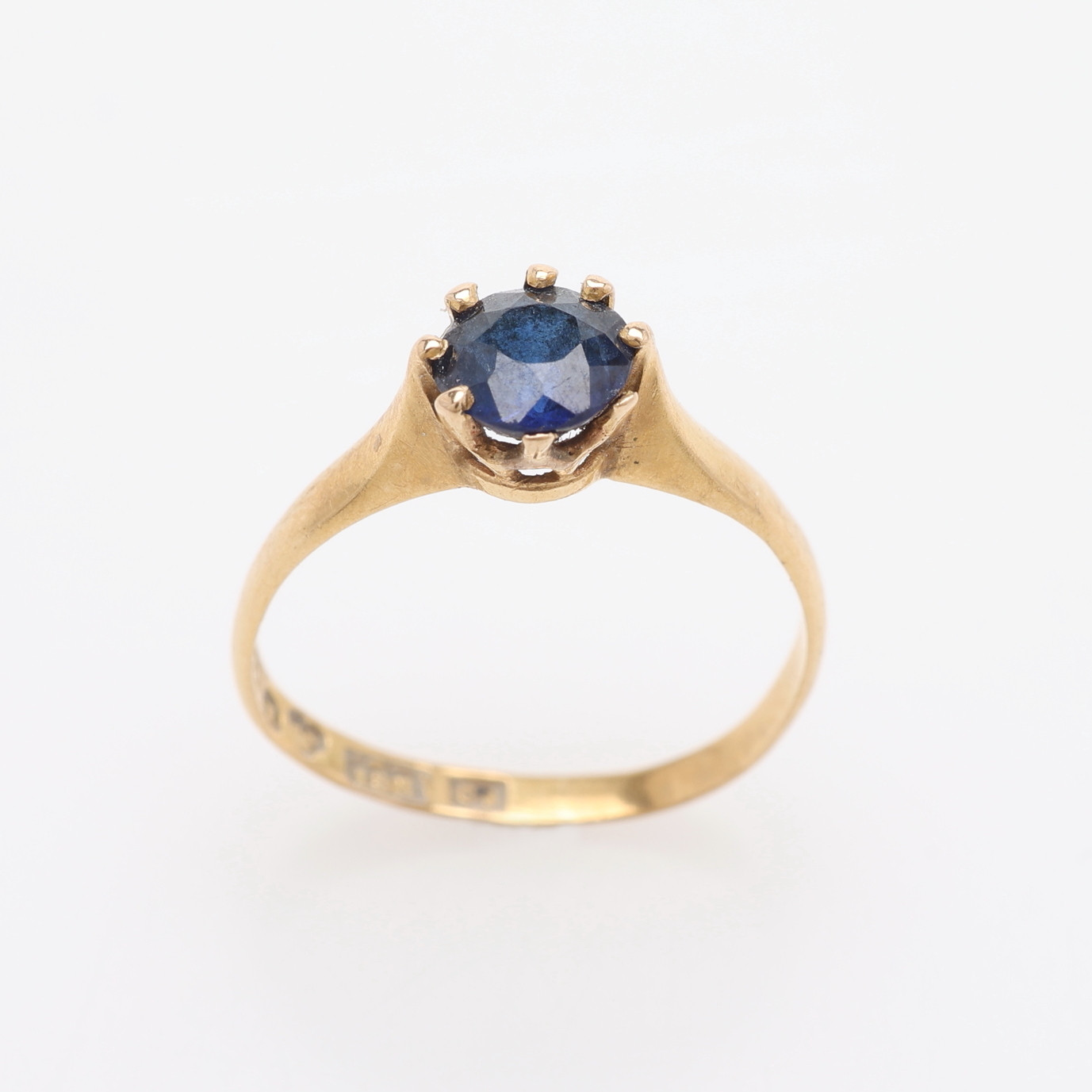 RING MED BLÅ SAFIR, 18K GULD, VIKT CA 1,3 GRAM.