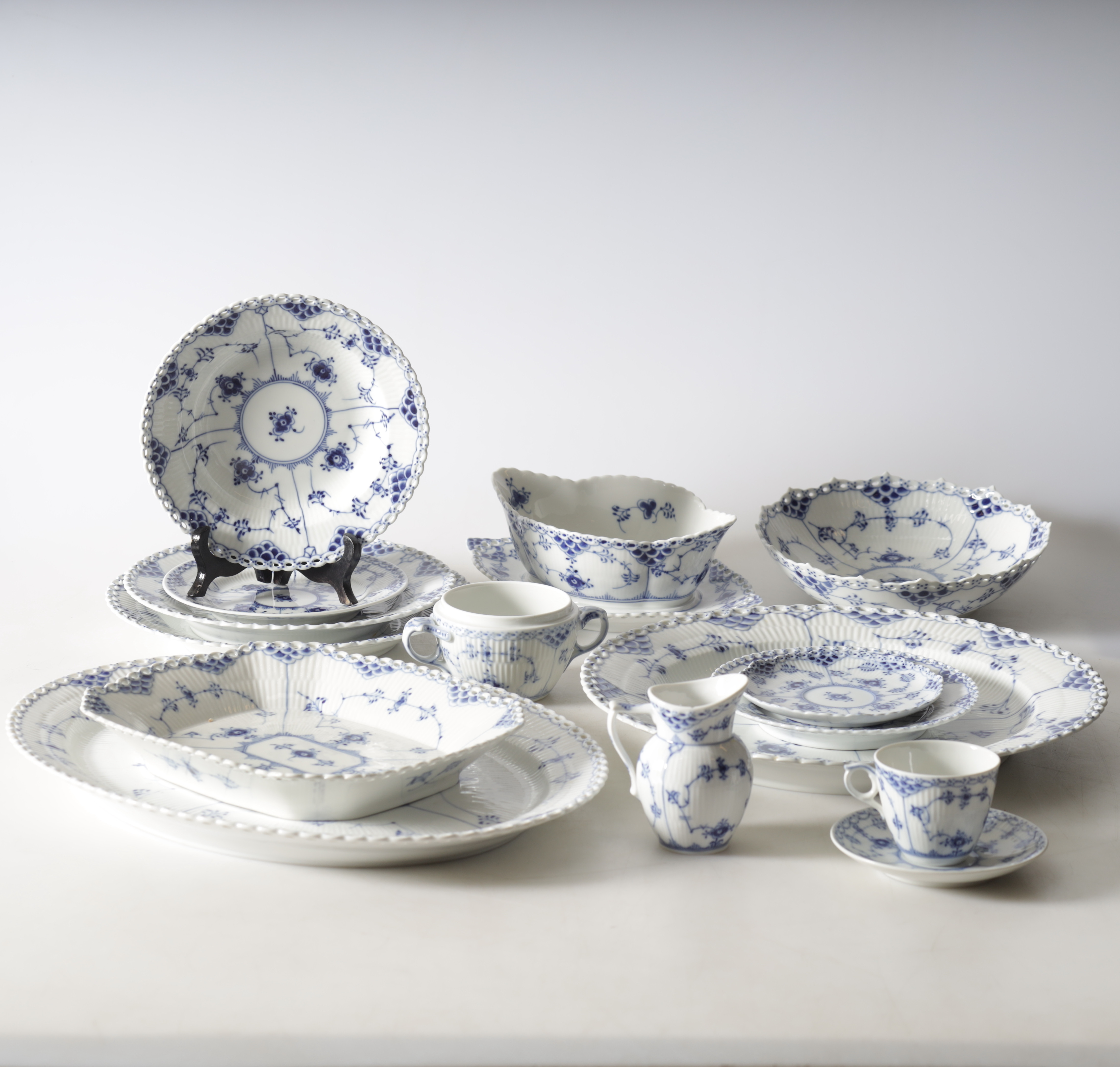 SERVIS, porslin, 76 delar, "Musselmalet", mestadels hel- & halvblond, Royal Copenhagen, Danmark.