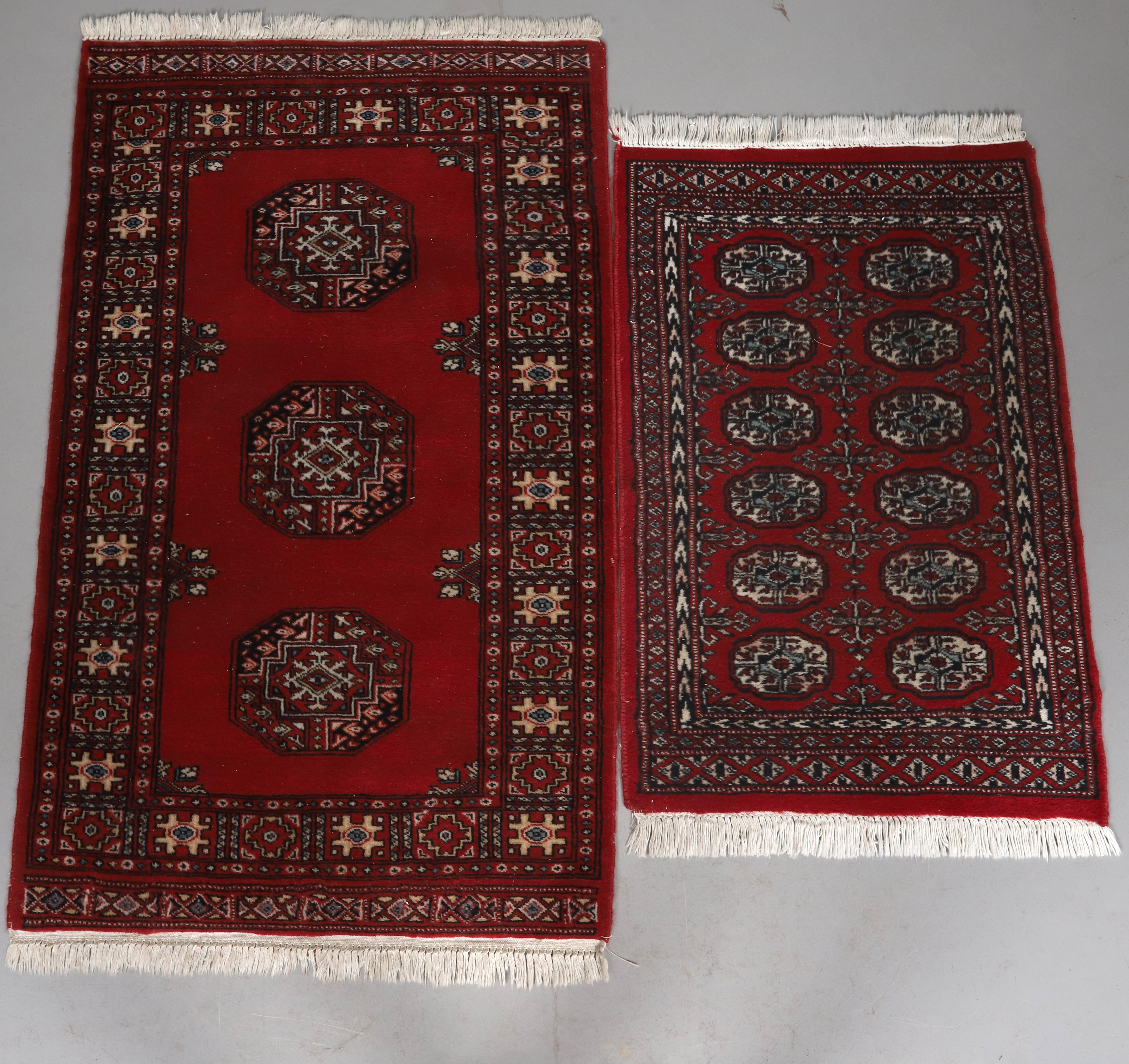 MATTOR. 2 st. Handknutna, Pakistan, 1900-talets andra halva.