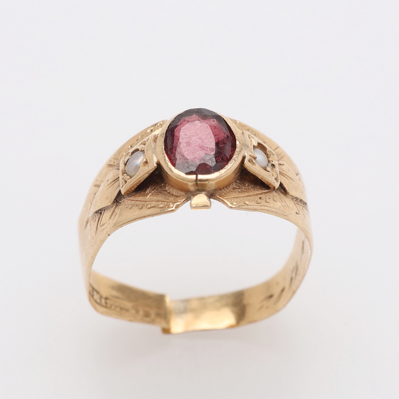 RING, 18K GULD MED PÄRLOR OCH RÖD STEN, VIKT CA 1,4 GRAM.