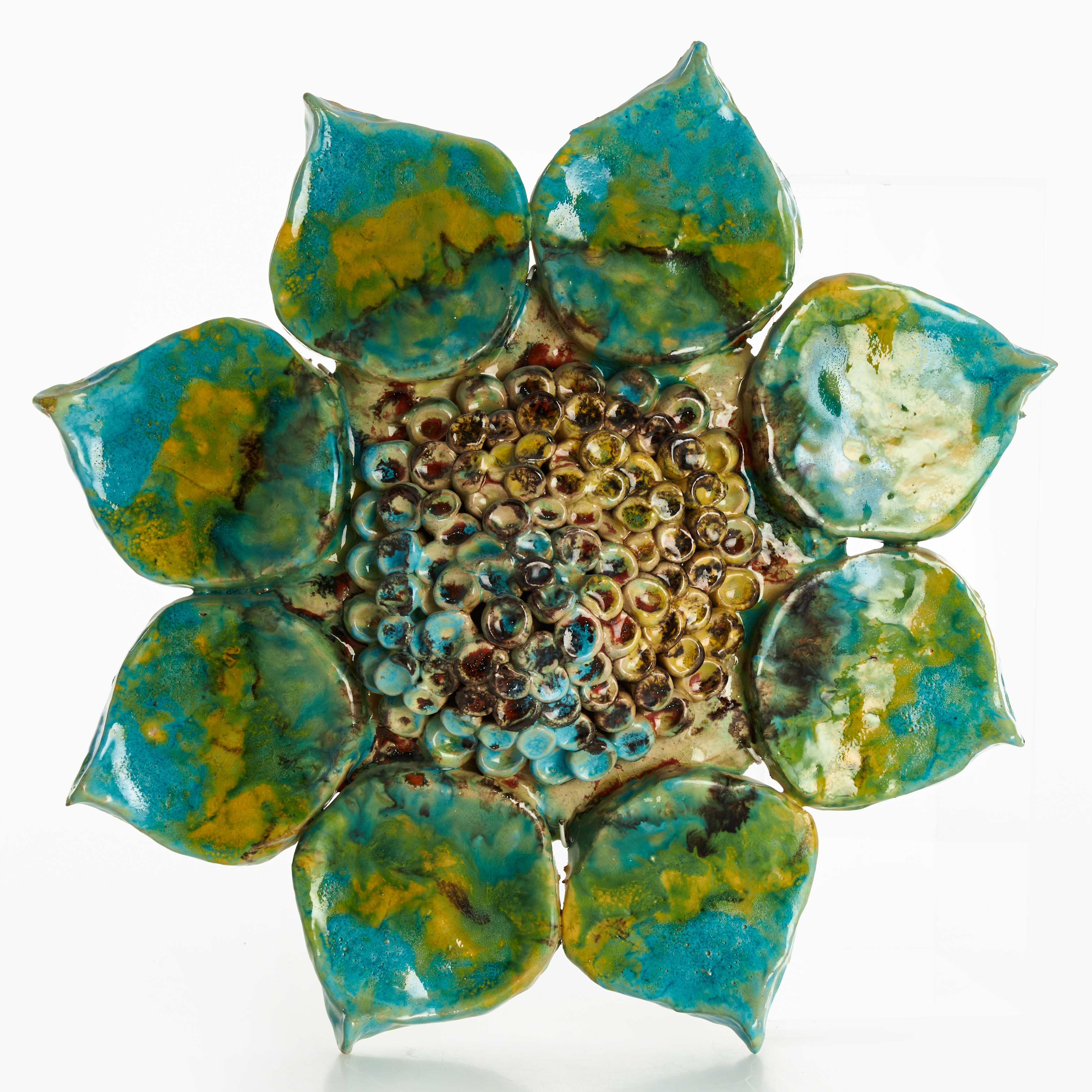 IRMA YOURSTONE (SVERIGE, 1911–1988). TILLSKRIVEN. Väggskulptur, i form av blomma, glaserat lergods.
