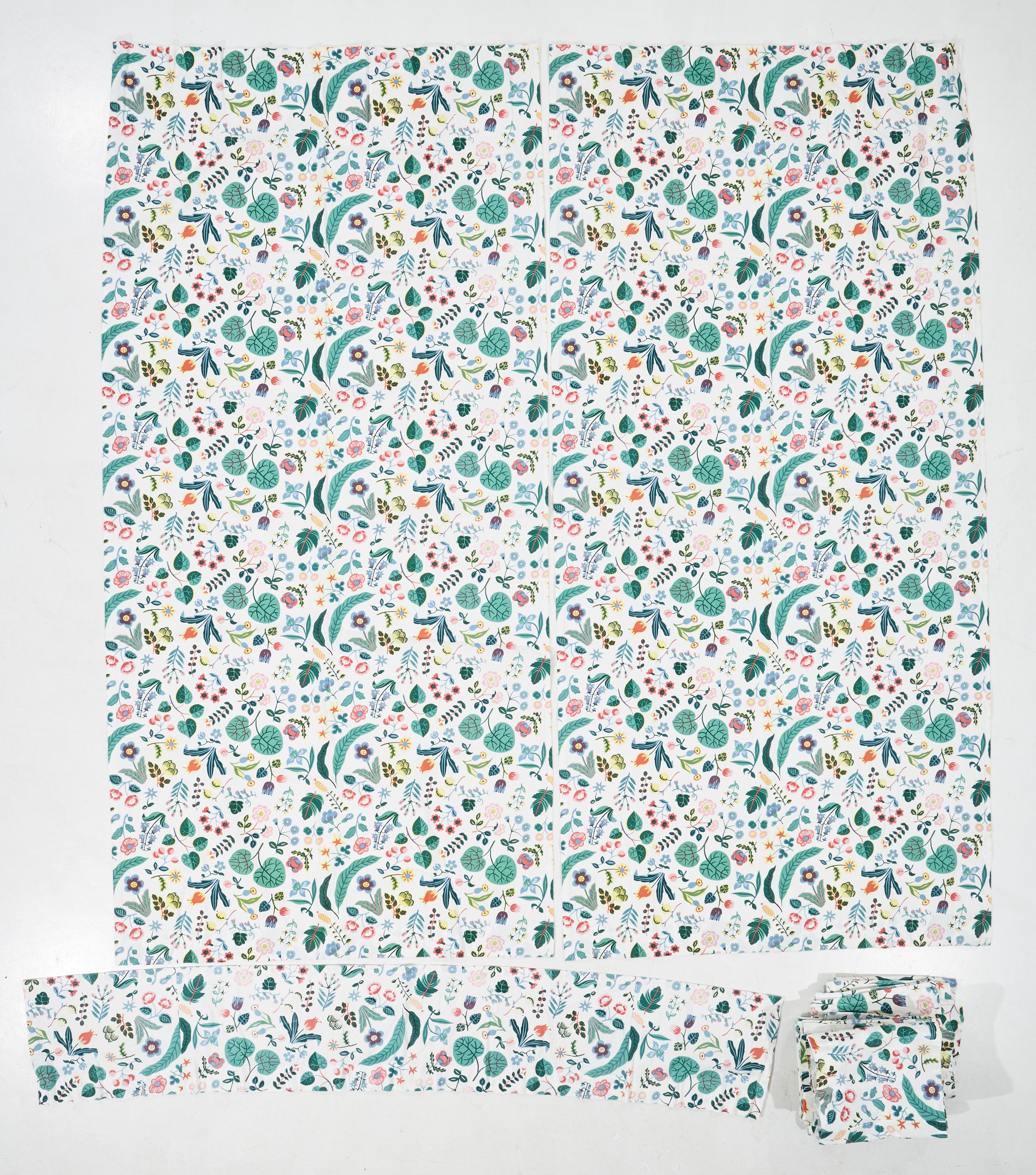 Gardinuppsättning, "Mille Fleurs", Firma Svenskt Tenn, bomull, 3 längder samt 8 kappor.