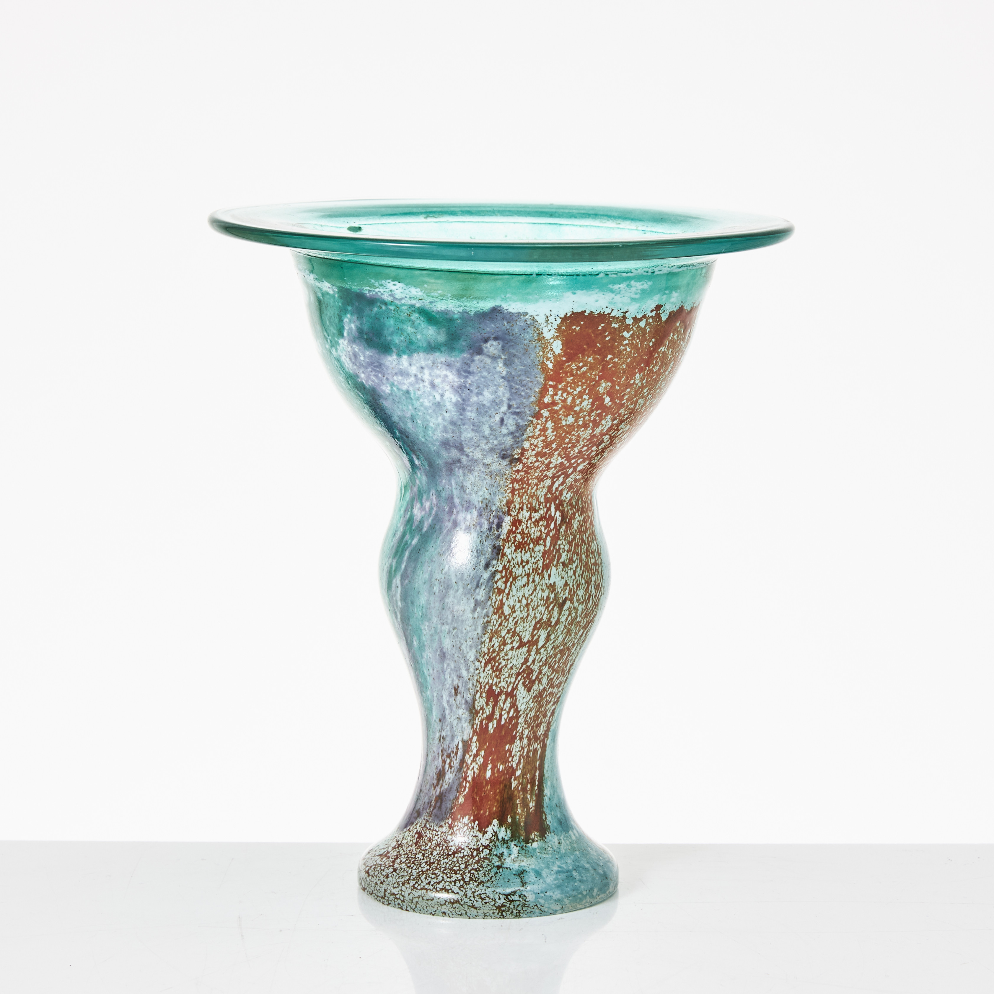 KJELL ENGMAN. vas, "Cancan", polykromt glas, signerad på undersidan Kosta 113, 1900-talets andra hälft.