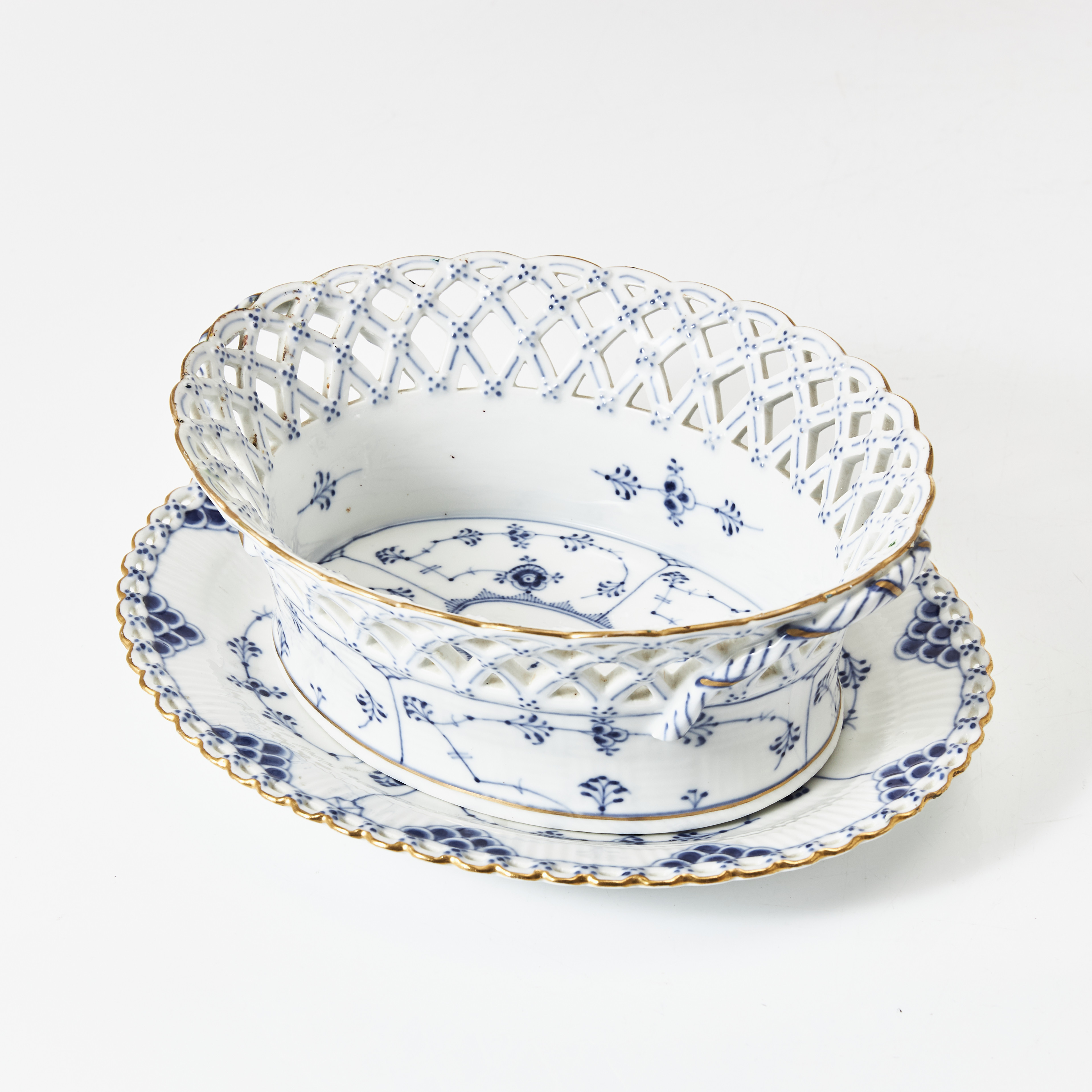 Skål med fat, Royal Copenhagen, porslin, musselmalet med genombruten dekor, delvis förgylld.