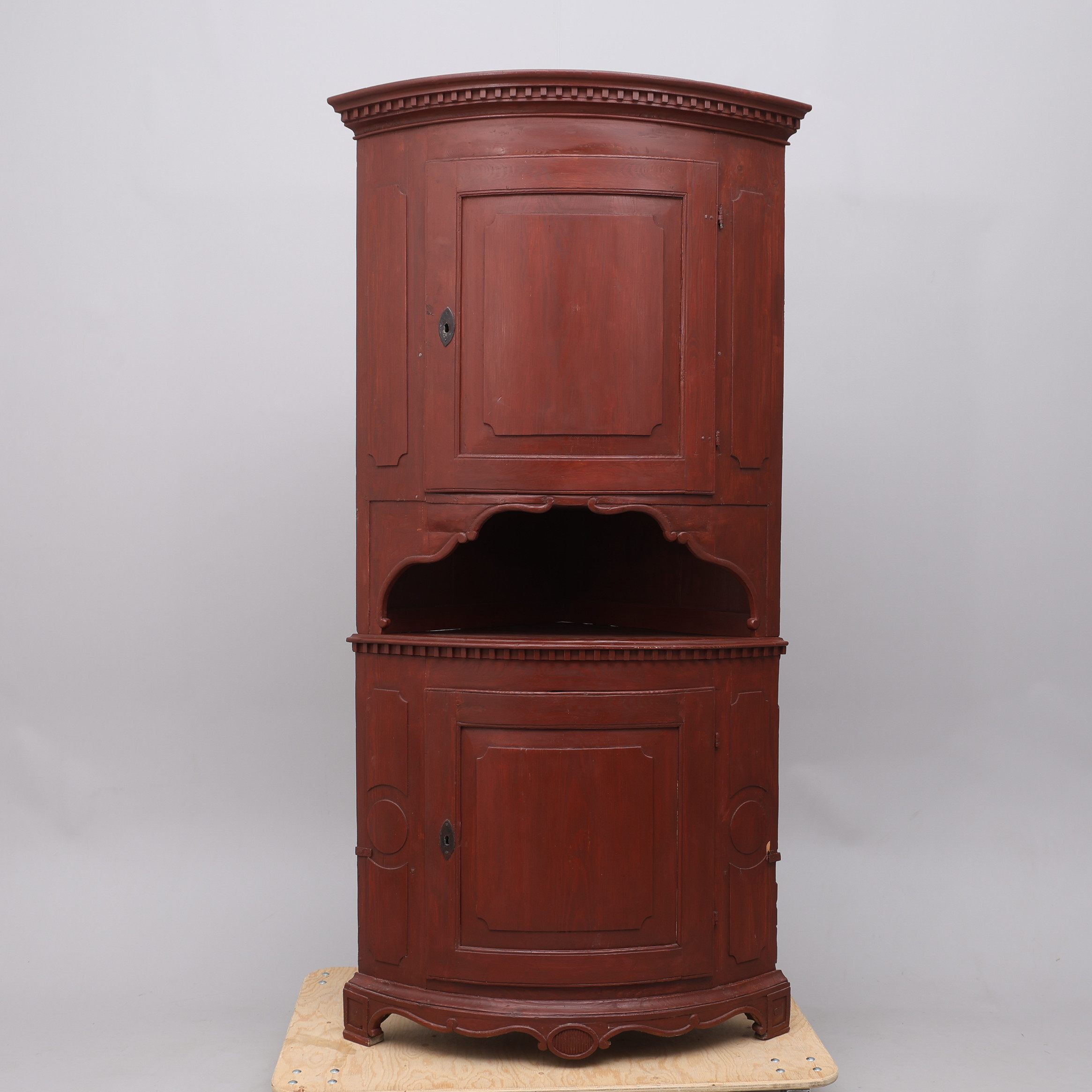 HÖRNSKÅP, SKUREN DEKOR, 1800-TAL.