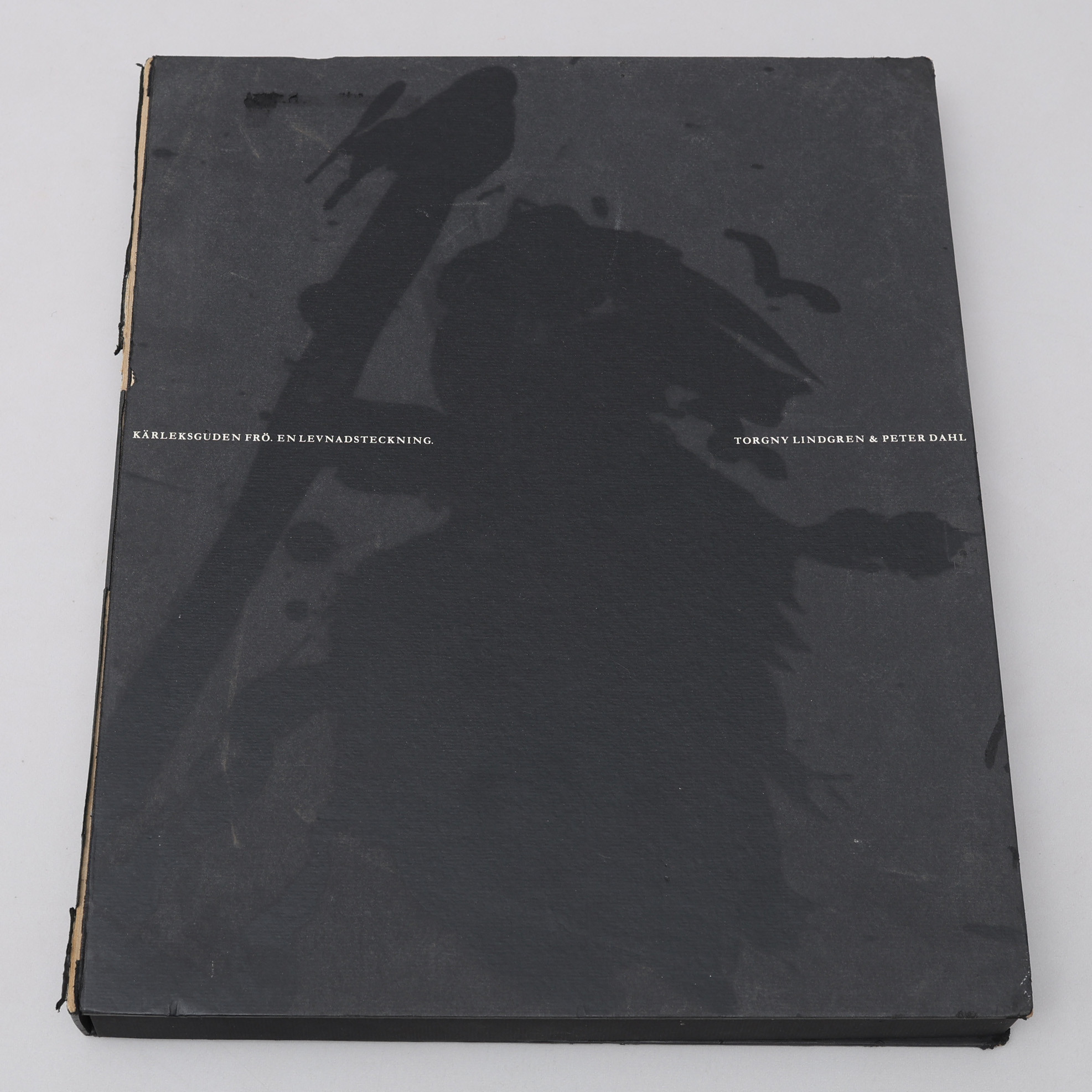 BIBLIOFILI. TORGNY LINDGRENS OCH PETER DAHLS KÄRLEKSGUDEN FRÖ 1988 MED FYRA SIGNERADE LITOGRAFIER AV PETER DAHL. NR. 158 AV 199 EXEMPLAR SIGNERAT AV BÅDA.