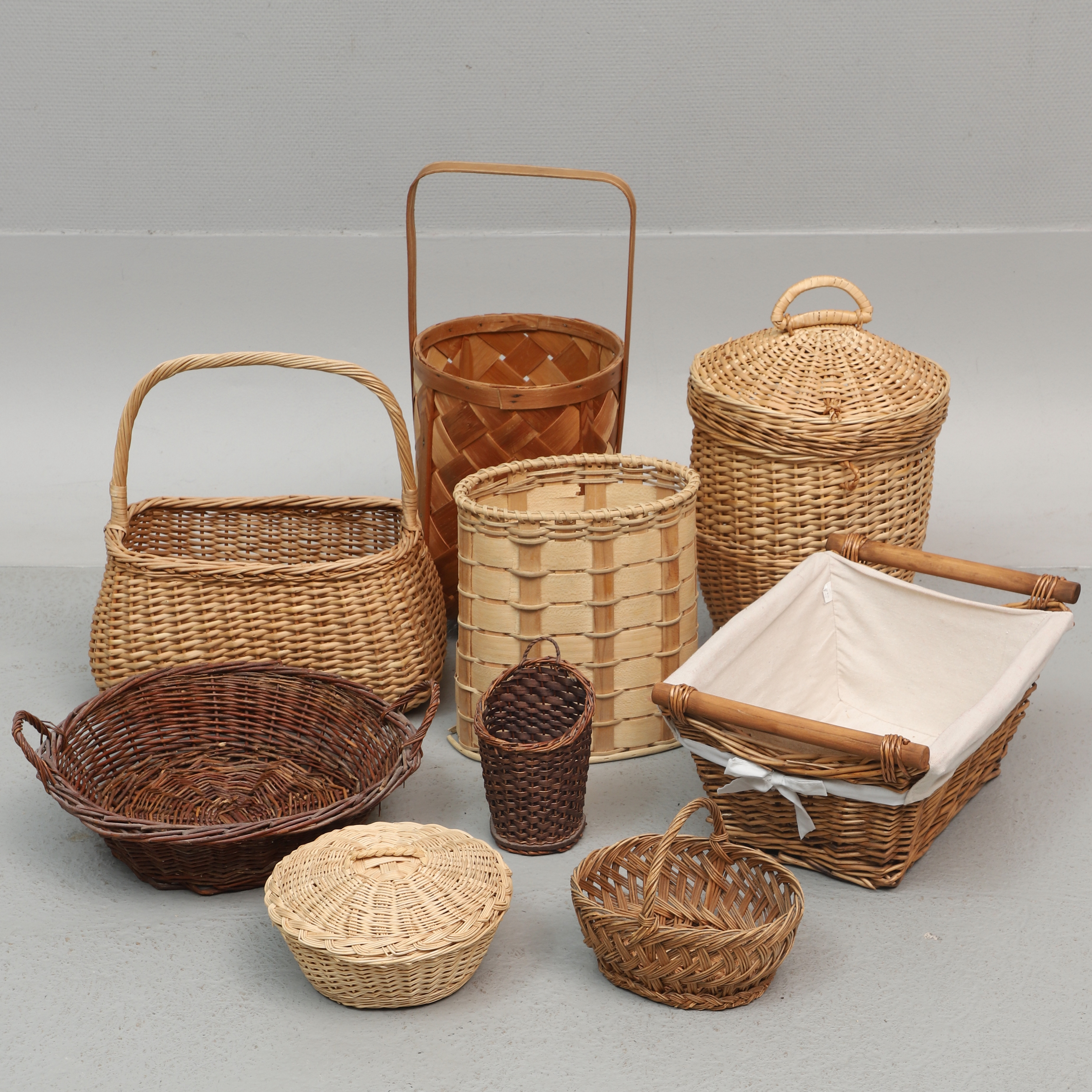 KORGAR, 9 delar, flätade i rotting & spån, 1900-tal.