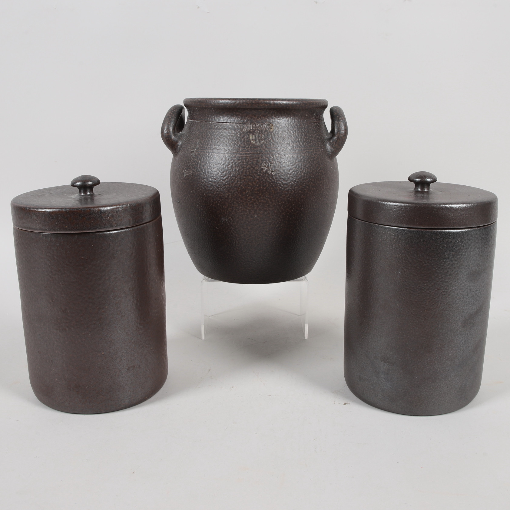 KRUS & BURKAR med lock, 3 st, glaserat stengods, Höganäs, 1900-talets första halva.