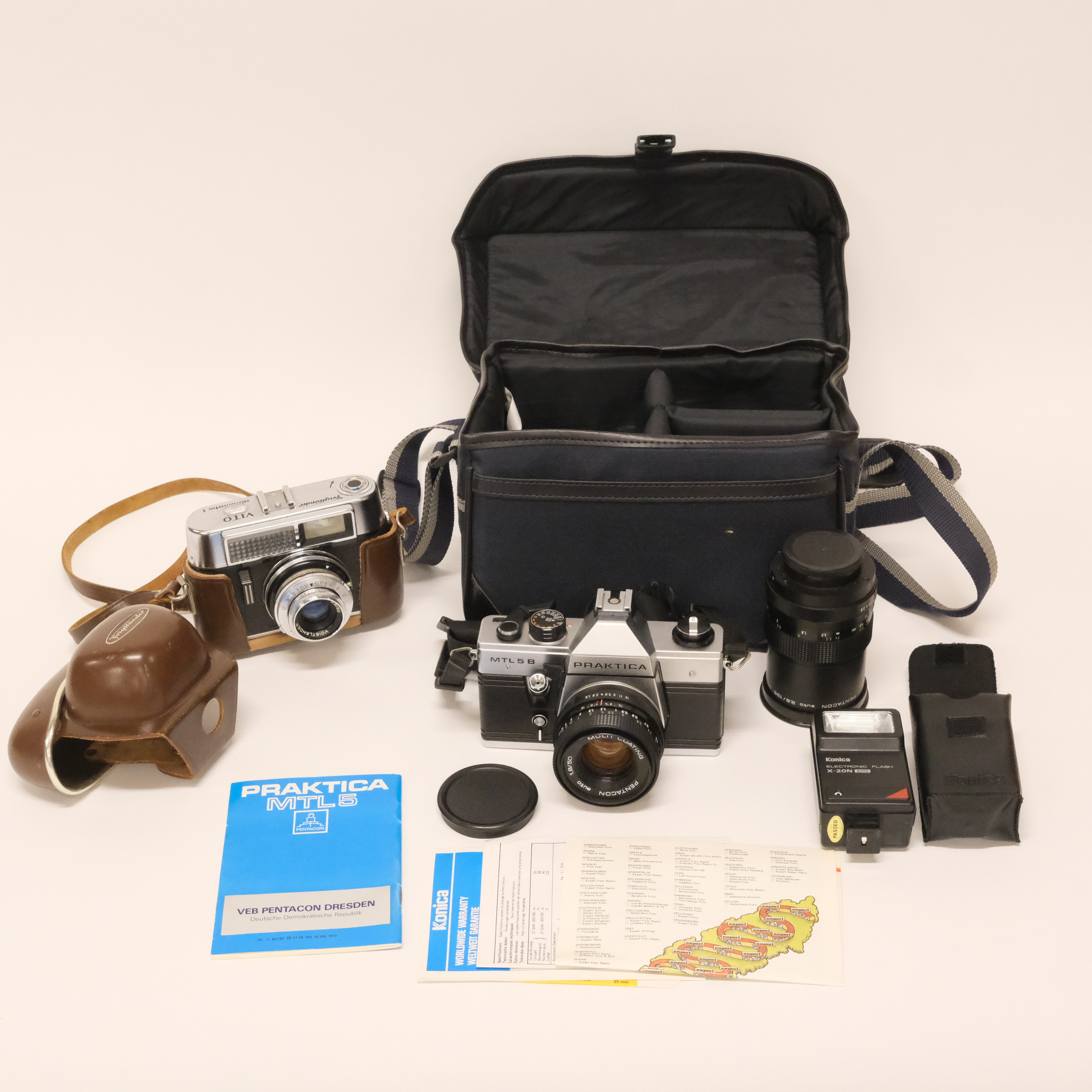 KAMEROR, TVÅ STYCKEN, VOIGTLÄNDER OCH PRAKTICA.