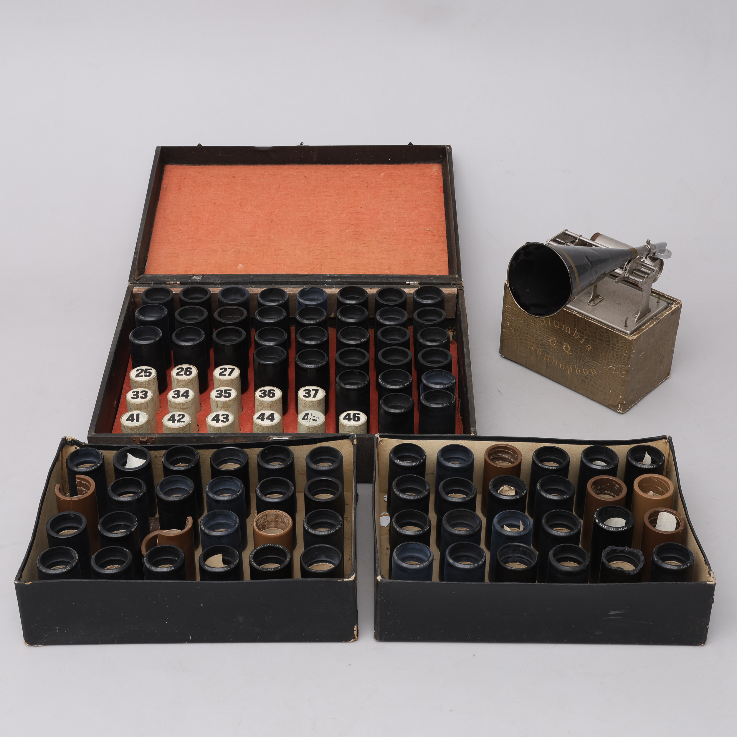 GRAPHOPHONE/CYLINDERFONOGRAF, "Type Q", Columbia Phonograph Company, 1897, med 82 tillhörande vaxrullar, flertalet i spelbart skick.