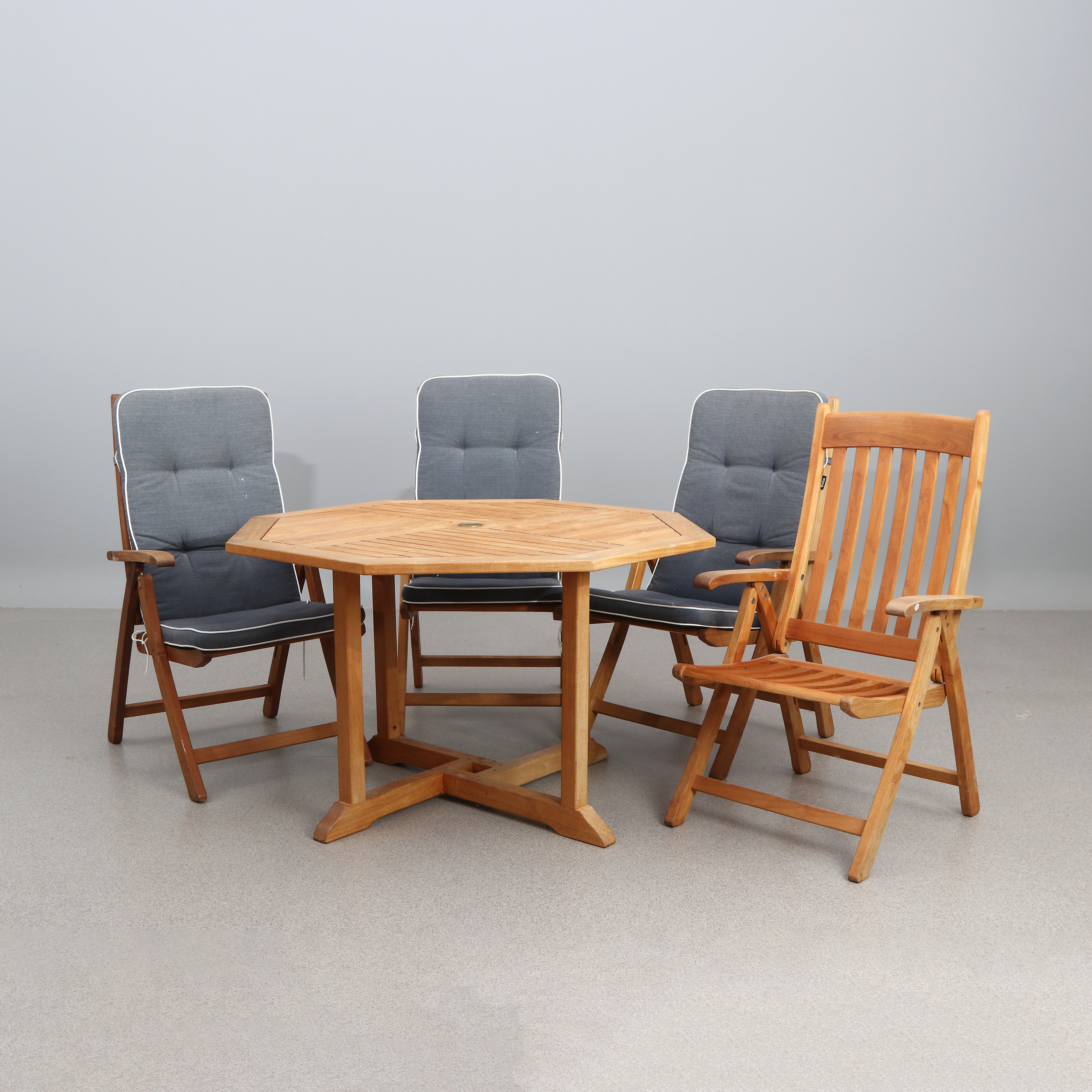 TRÄDGÅRDSMÖBLEMANG, FEM DELAR. Teak. Bordet och dynorna Brafab, stolarna Beaufort 10.