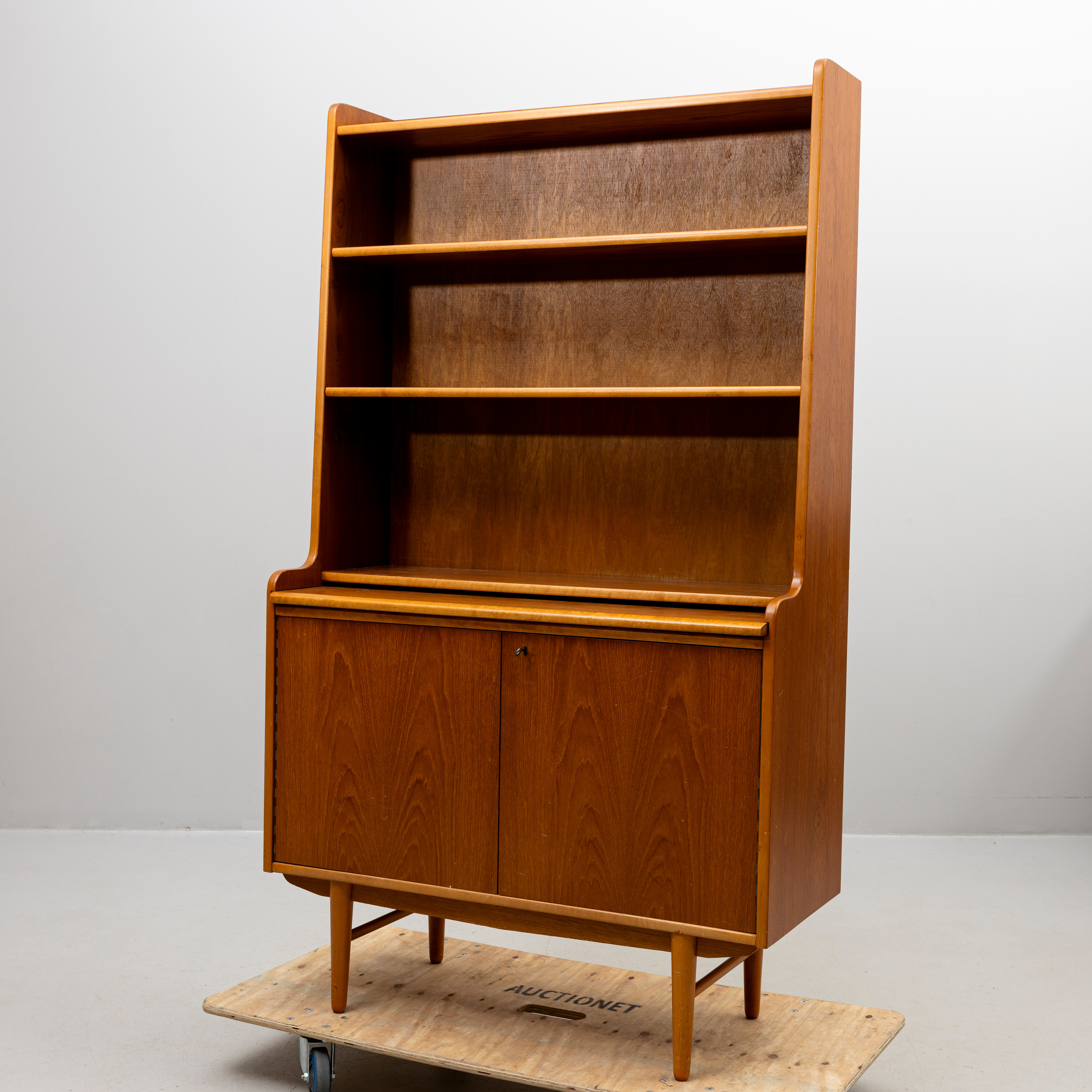 BOKHYLLA med skrivskiva, fanerad med teak, 1960-tal.