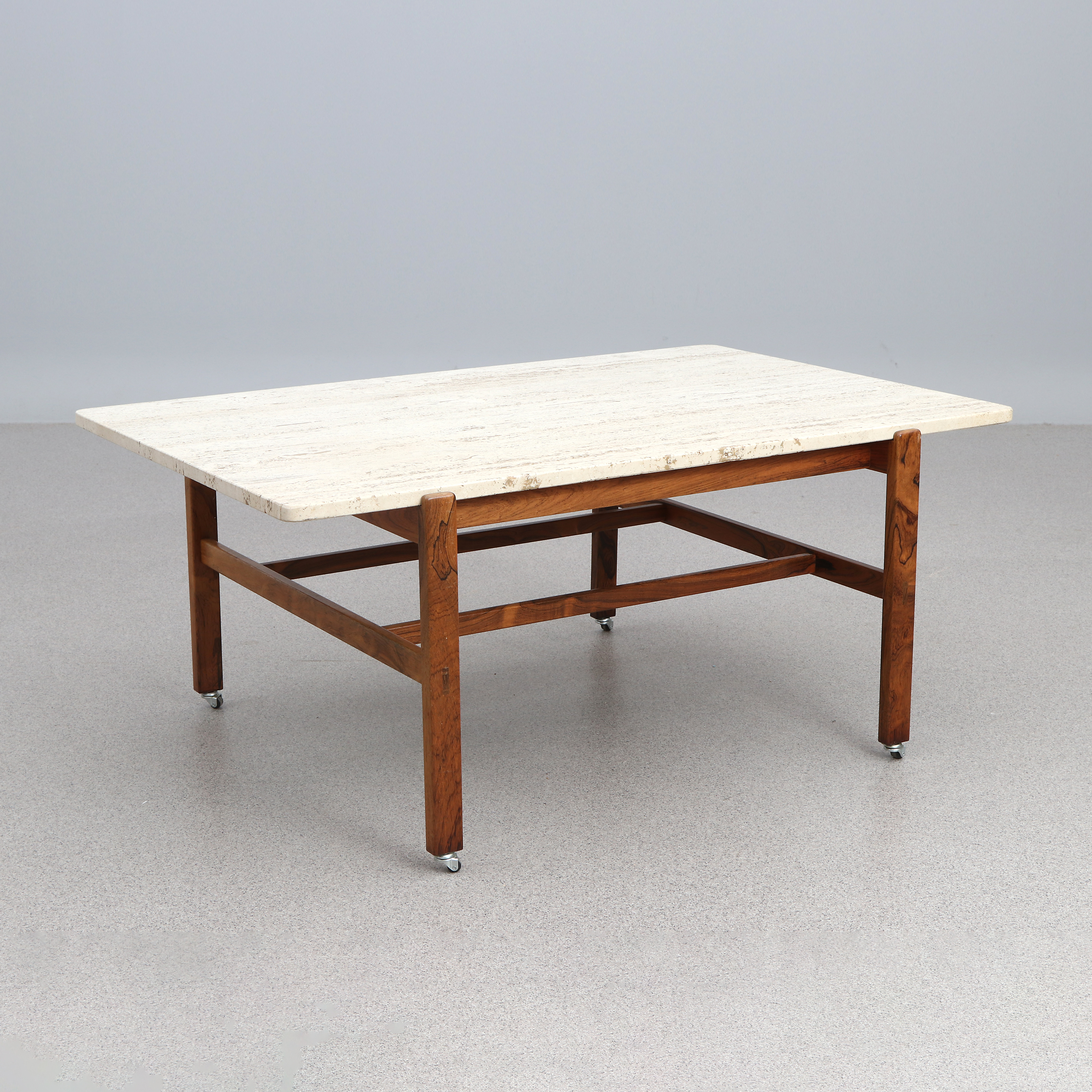 INGE DAVIDSSON. SOFFBORD. Jakarandaunderrede med travertinskiva. Möbelsnickare Ernst Johansson, Långås, 1960-tal. Omärkt.