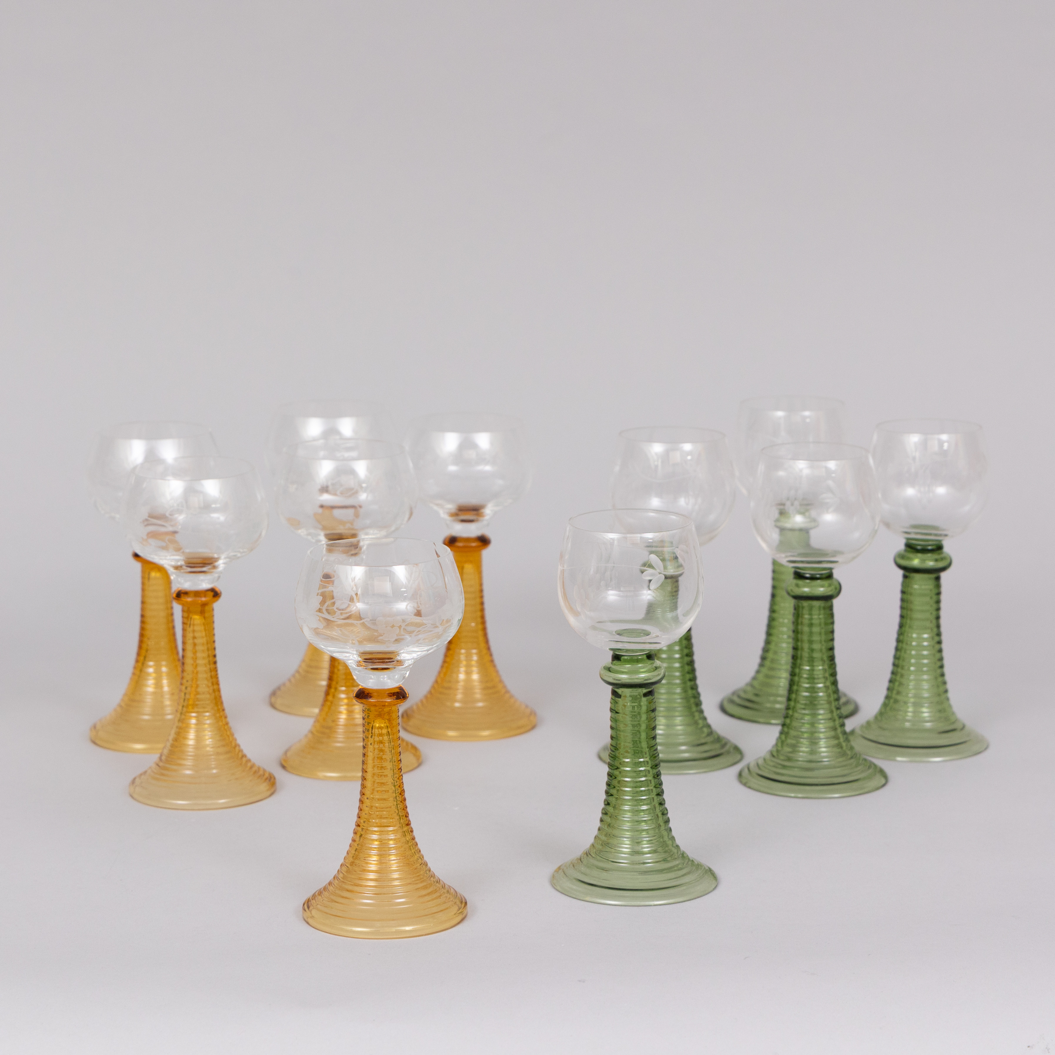 VINREMMARE, 11 st, grönt och gult glas, 1900-tal.