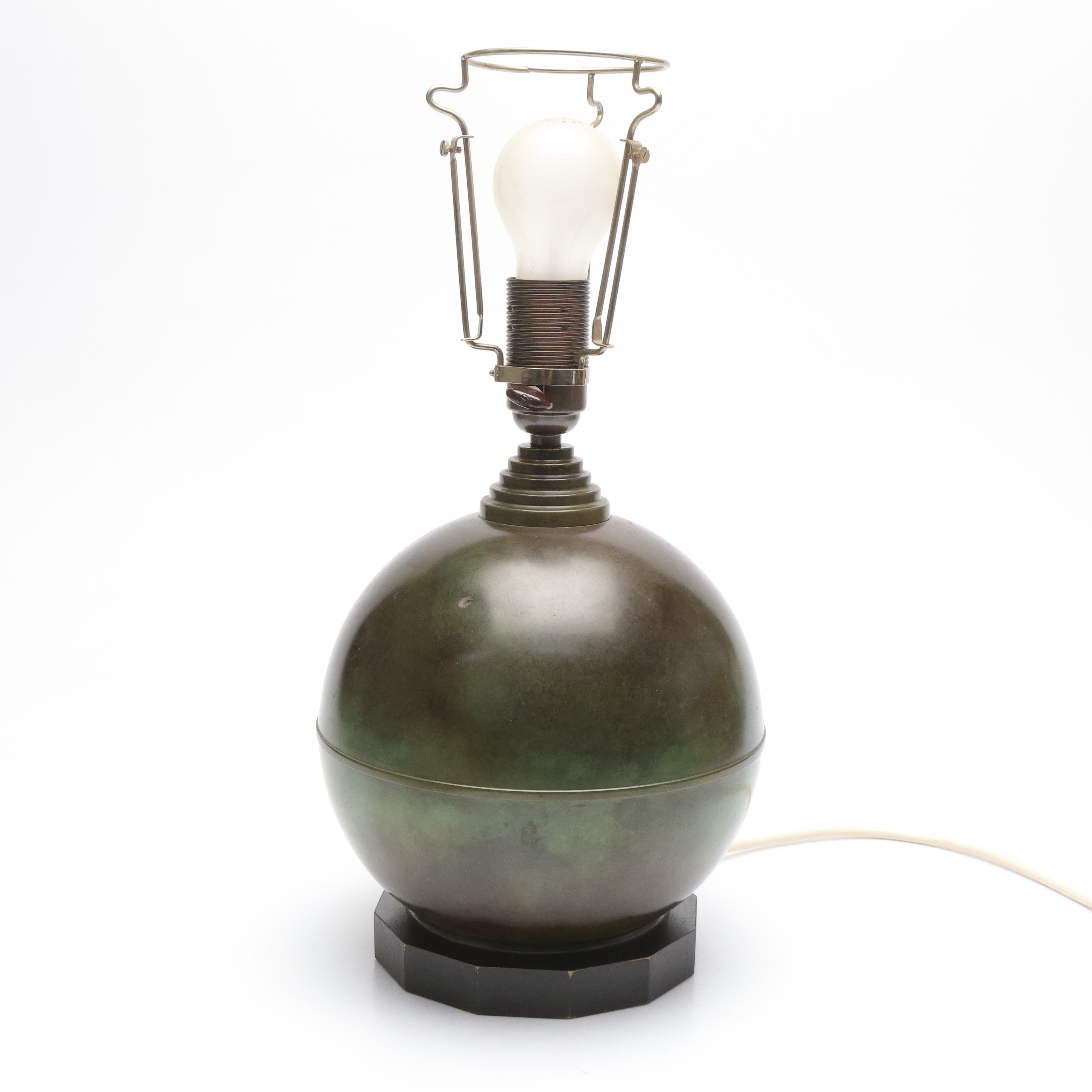 ART DECO, rund brons bordslampa på svart träbotten, skandinavisk lamptillverkare, 1920/30-tal.