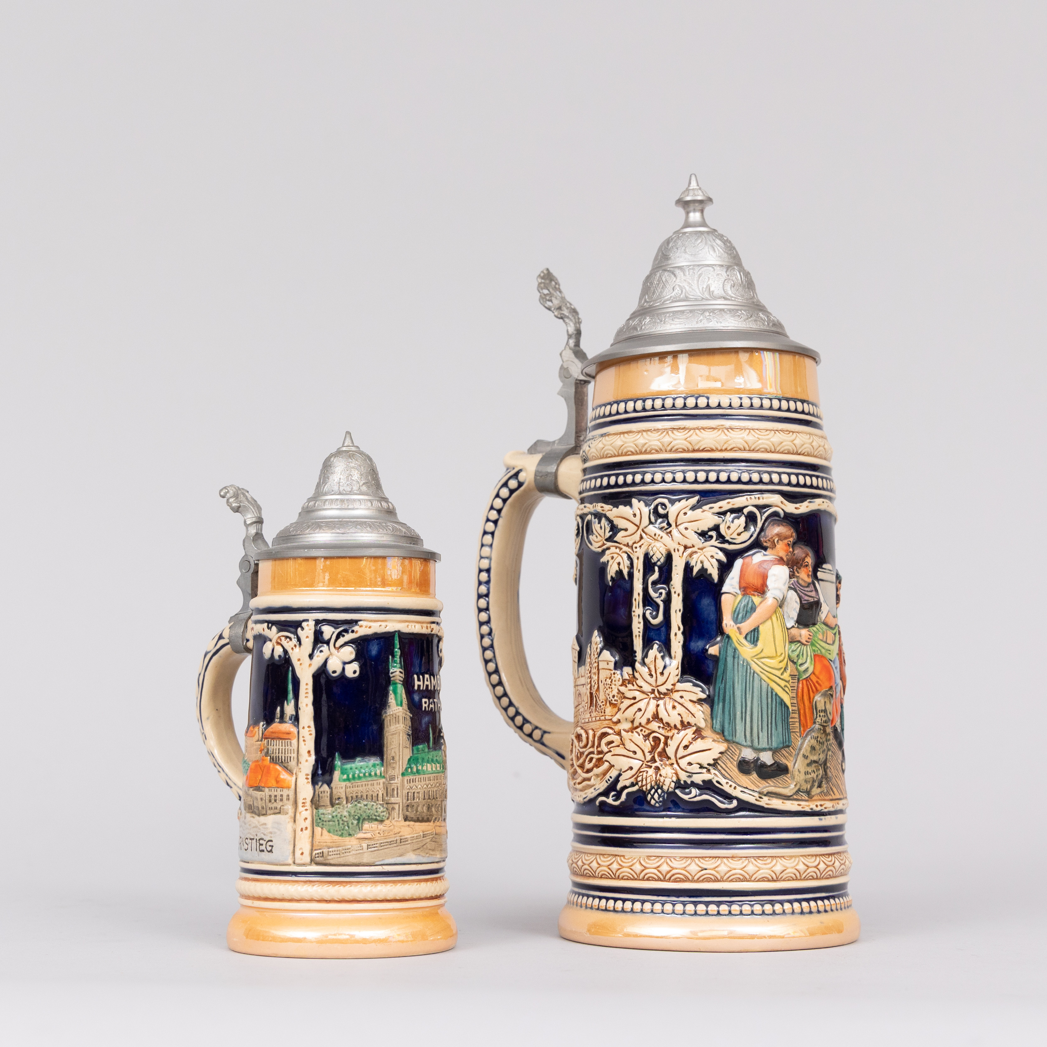 ÖLKRUS, 2 st, glaserat stengods, tennlock, 1900-talets första hälft.