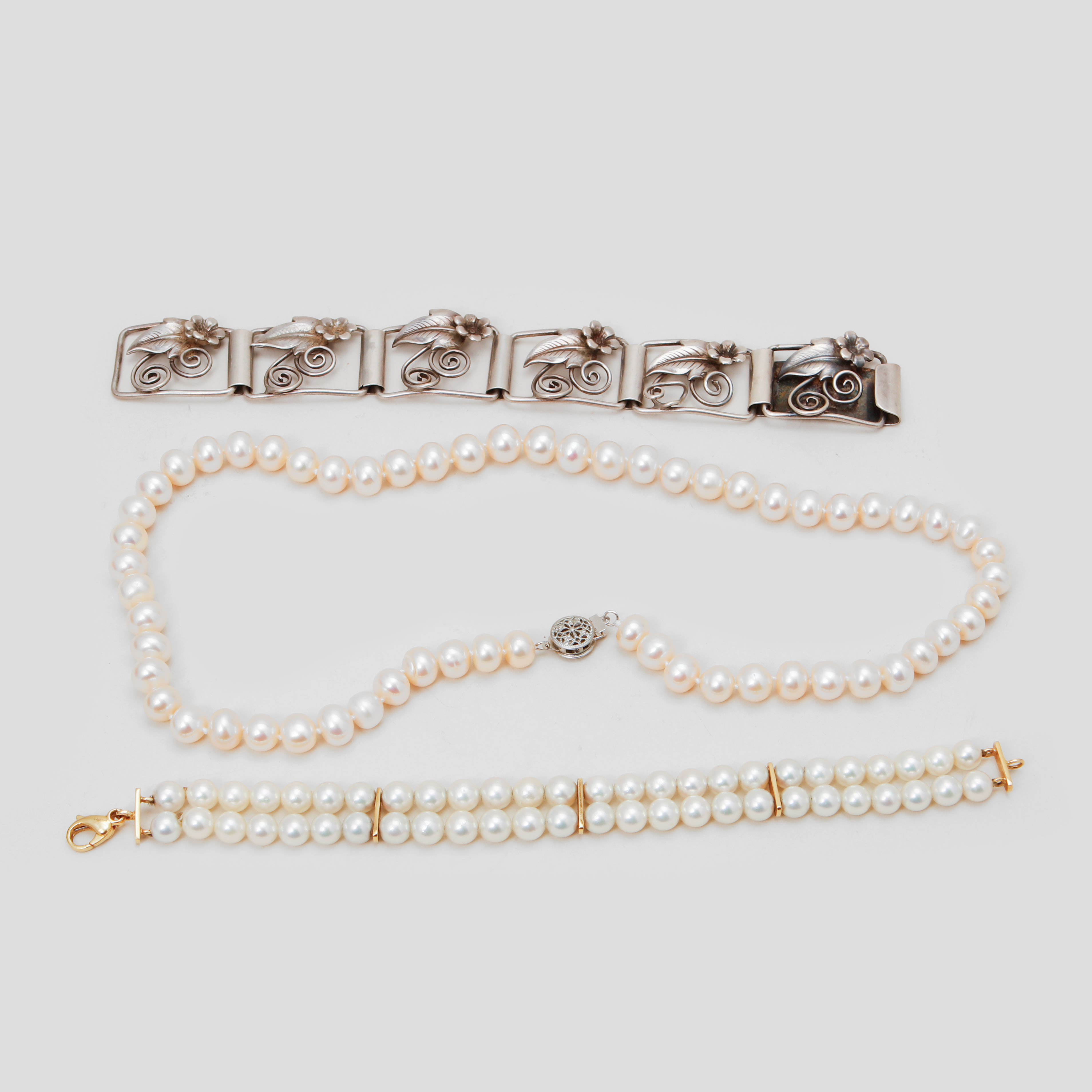 COLLIER, ARMBAND, 2 stycken, bland annat silver, 1900-tal.