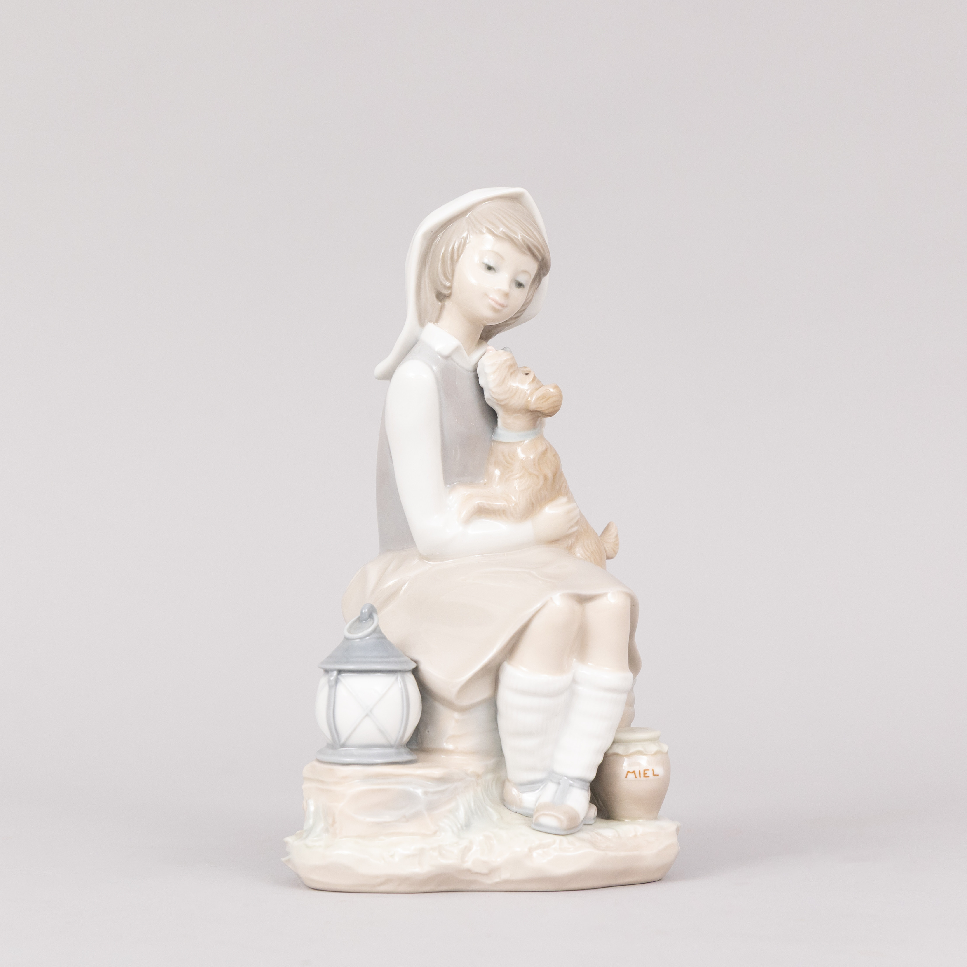 FIGURIN, flicka med hund, porslin, Lladro, Spanien.