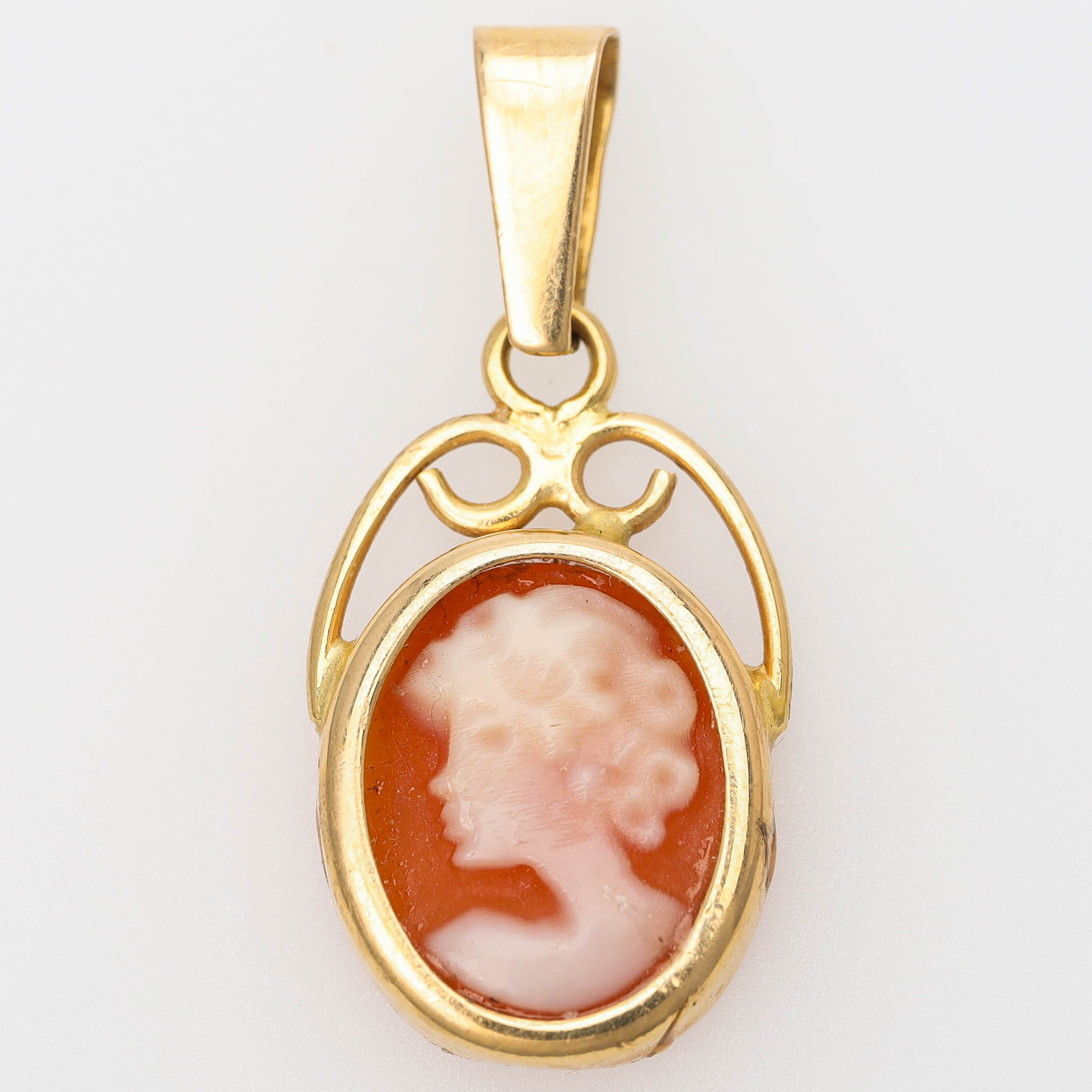 HÄNGE, 18 k guld, snäckskalscamé, Falköping 1992.