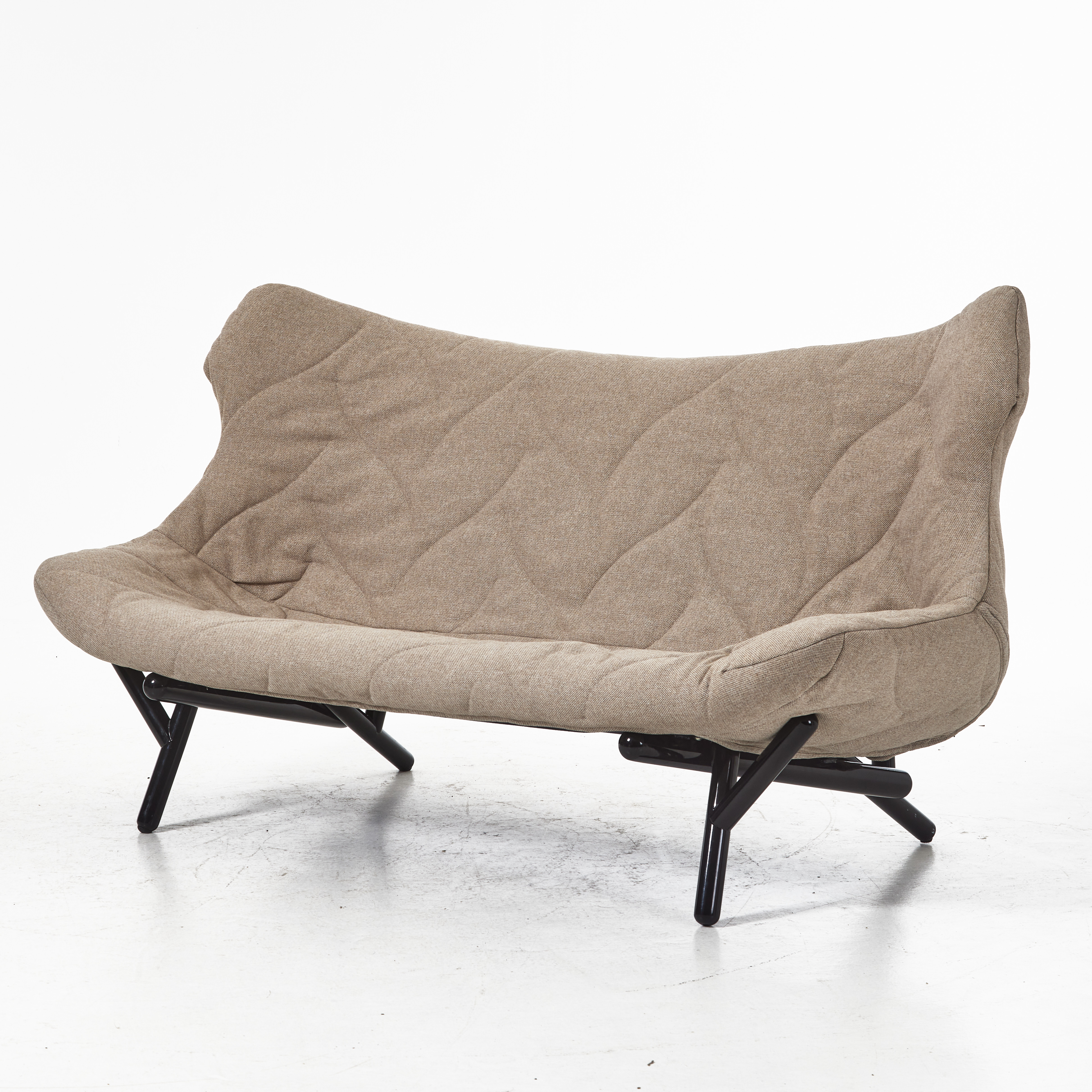 PATRICIA URQUIOLA. "Foliage", soffa, Kartell. Italien, formgiven 2013, ben i svärtat stålrör, avtagbar ljus textilklädsel.