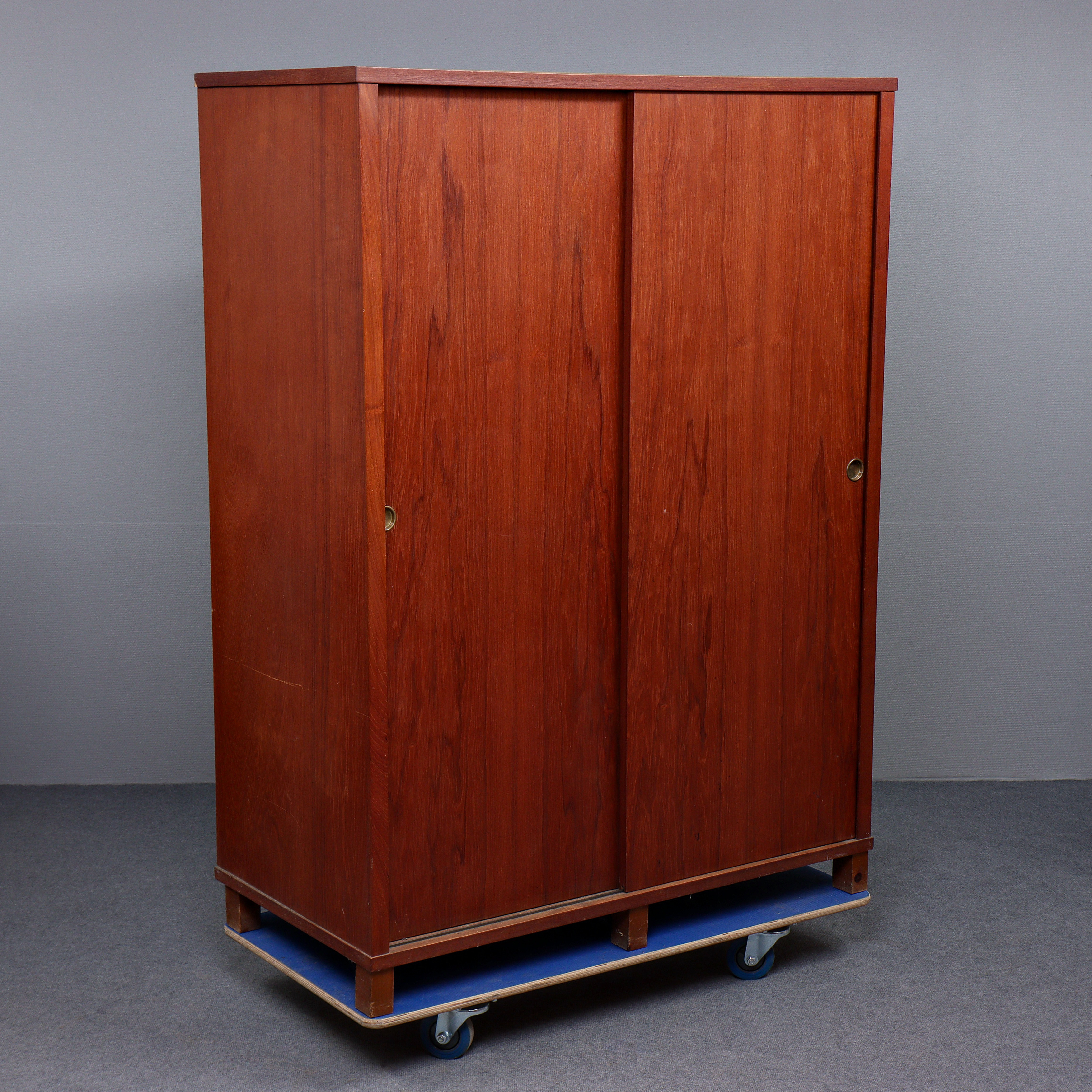 KLÄDSKÅP / GARDEROB, TEAK, SKJUTDÖRRAR, 1900-TAL.