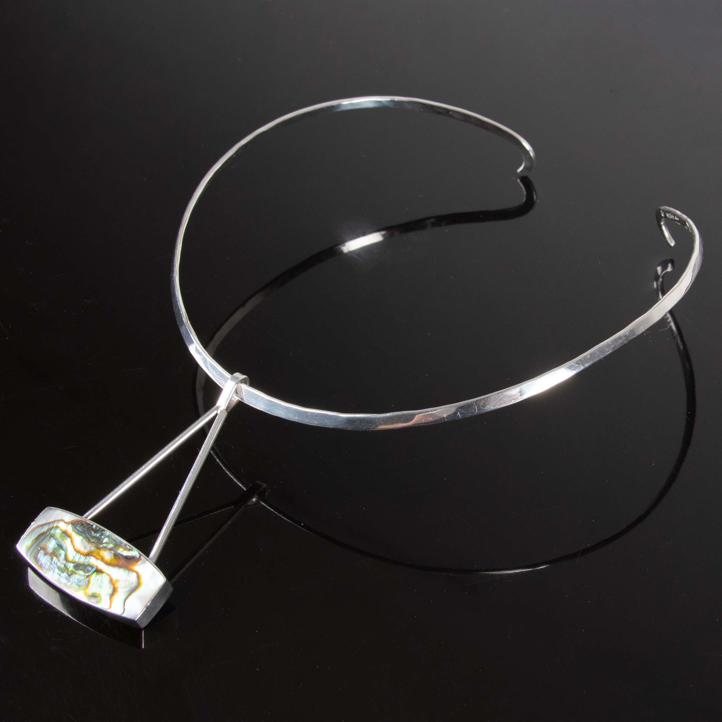 ARNE JOHANSEN. Halsring med hänge, sterlingsilver, havsöra/Abalonesnäcka, Roskilde, Danmark.