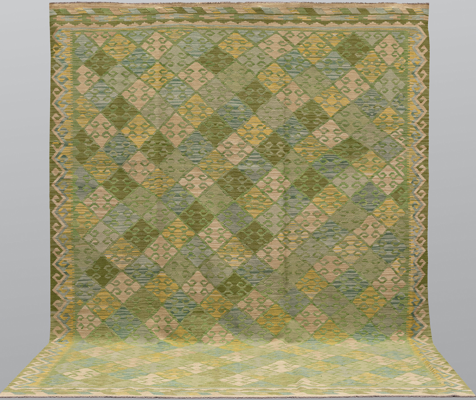 MATTA. Kelim klassisk design, 347 x 252 cm.