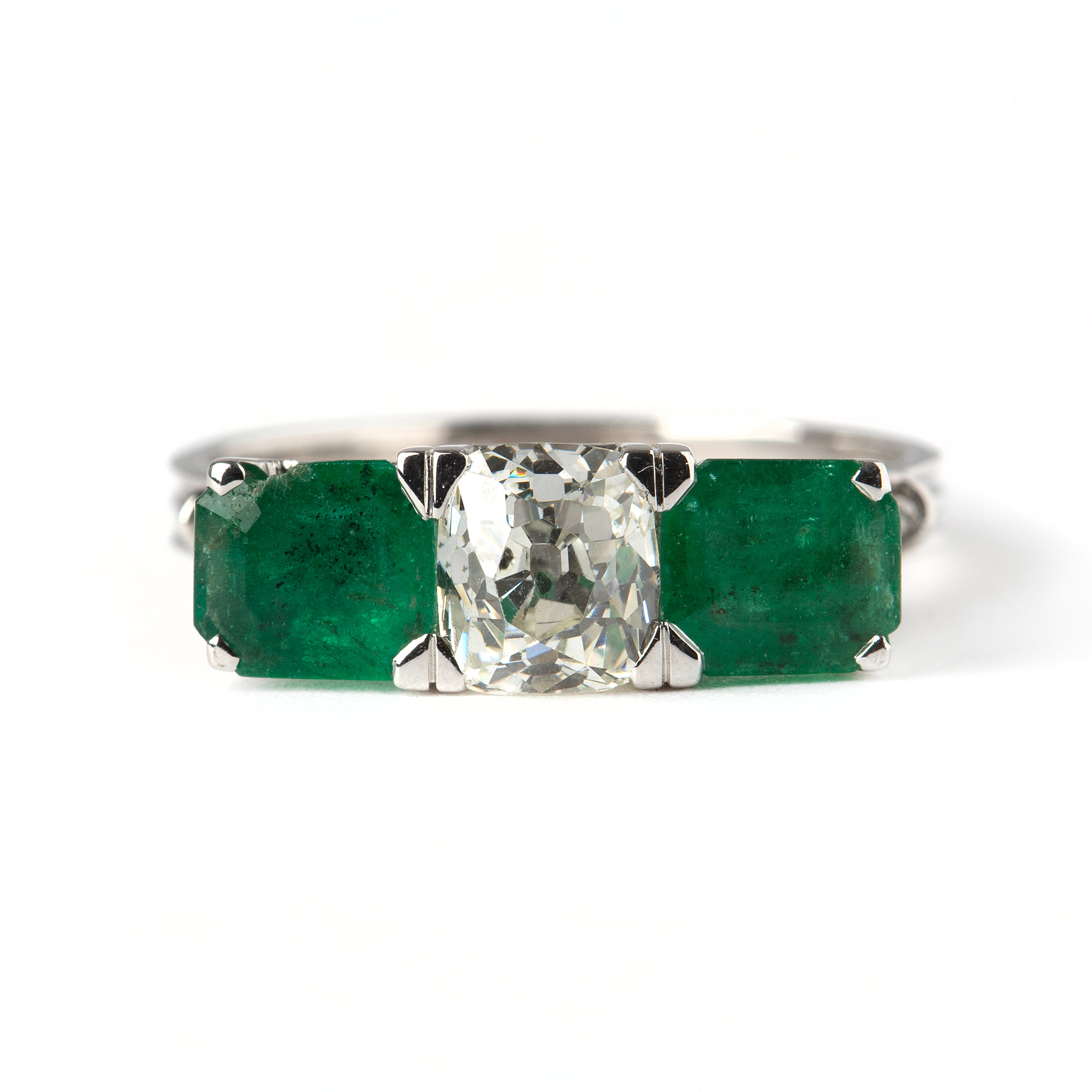 RING, 18K vitguld med gammalslipad diamant ca 0.80 ct samt fasettslipade smaragder.