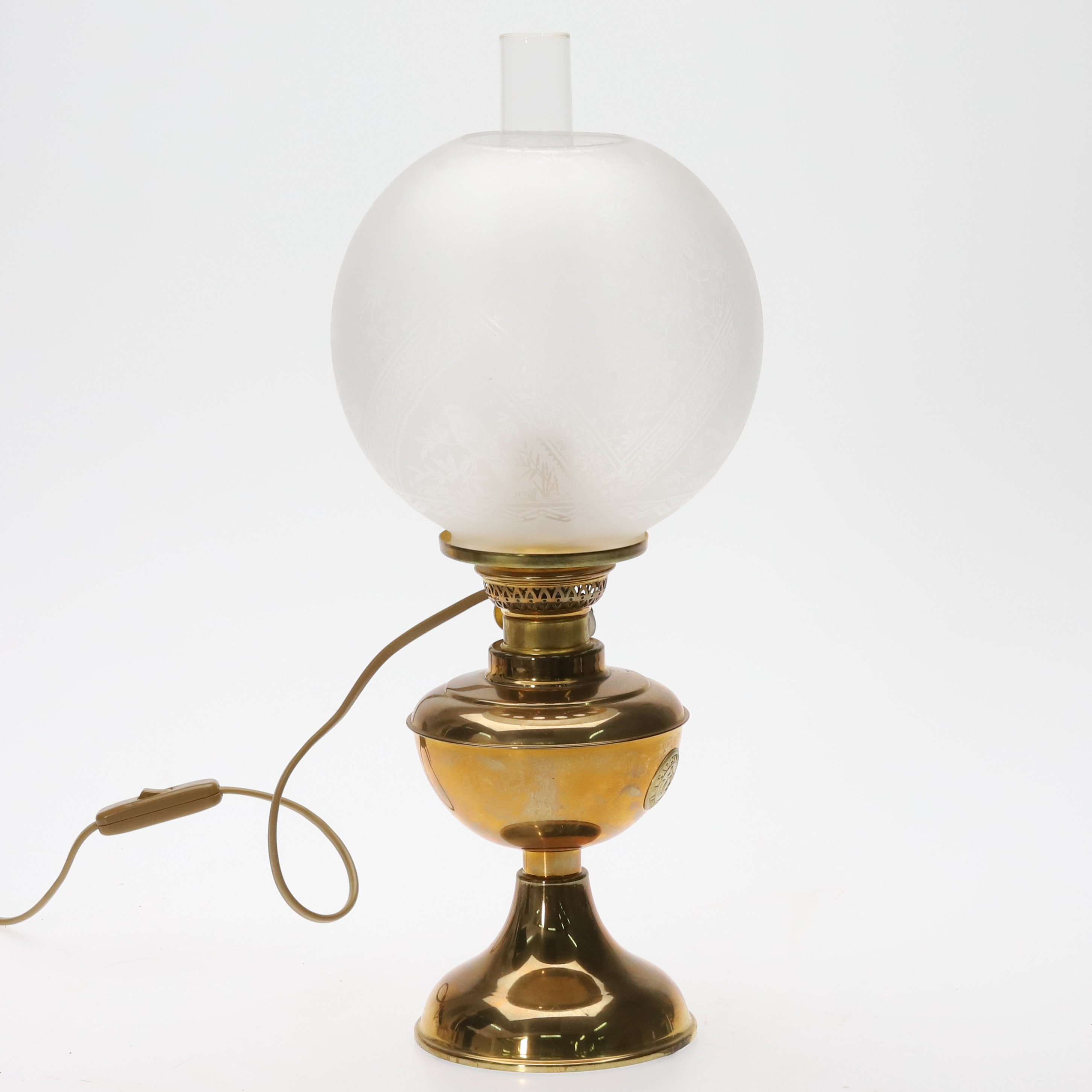 BORDSLAMPA. Mässing, glaskupa med floral dekor, etikett-märkt Karlskrona Lampfabrik, samtida.