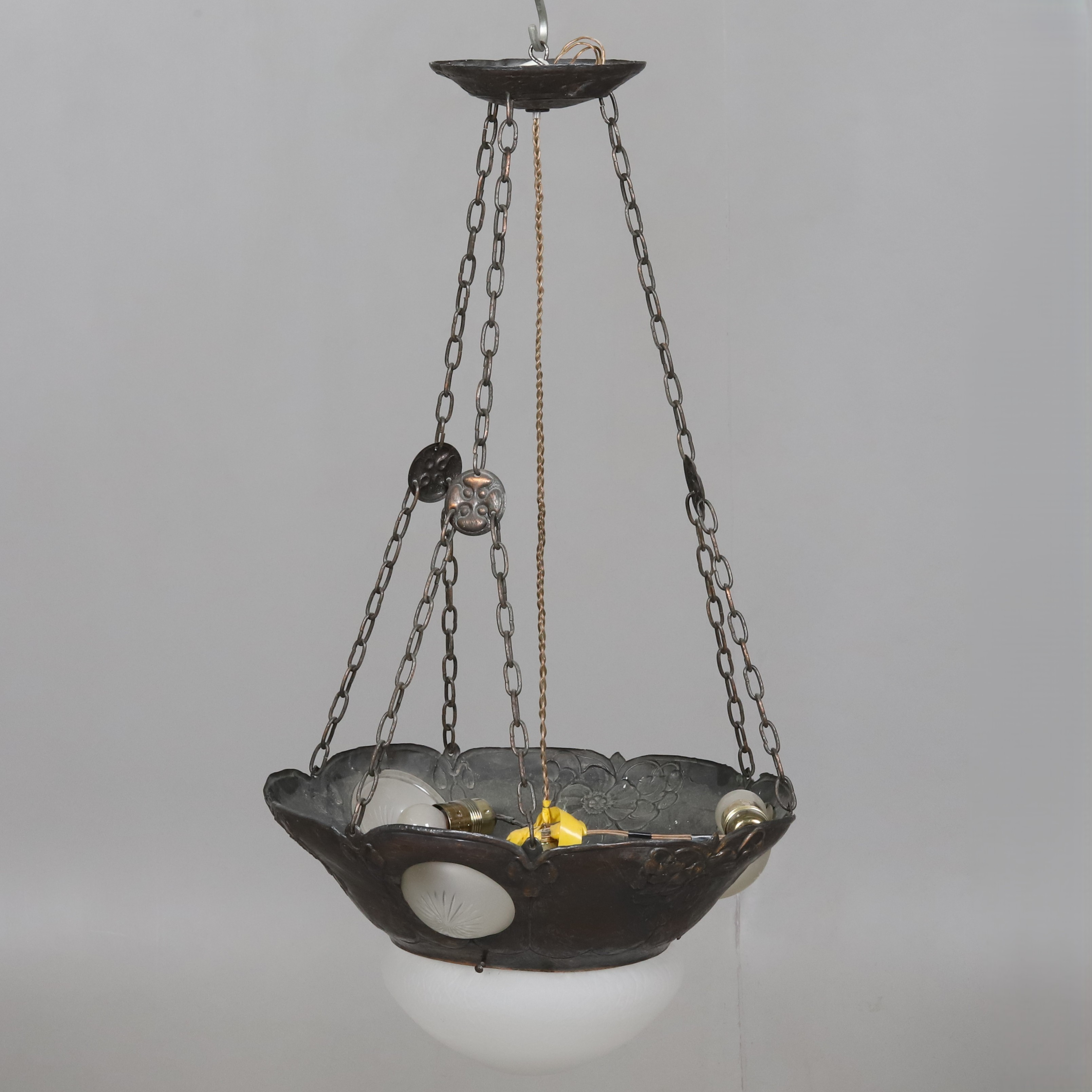 TAKLAMPA. Koppar/glas, jugend, 4-ljuspunkter, 1900-talets första halva.