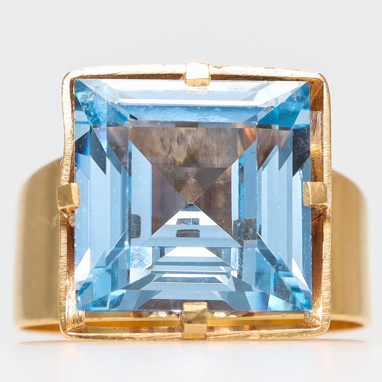 RING, 18 k guld, syntetisk blå spinell, Köping 1969.
