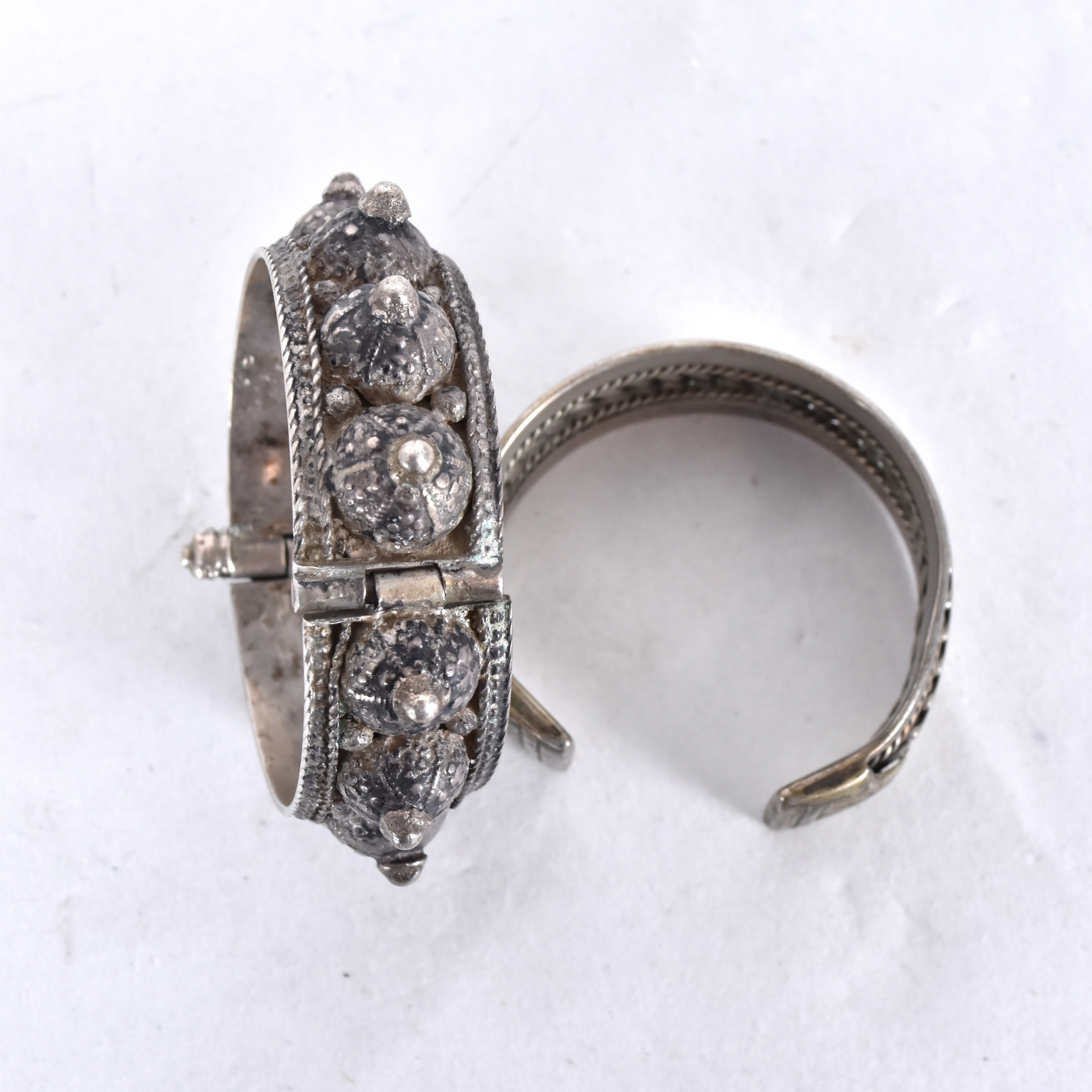ARMBAND, 2 st, silver, 1900-tal.