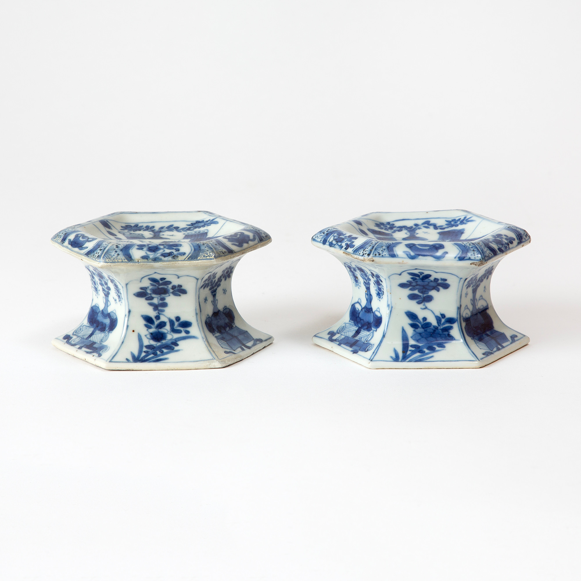 SALTKAR, ett par, porslin, Kina, Qianlong (1736-1795).
