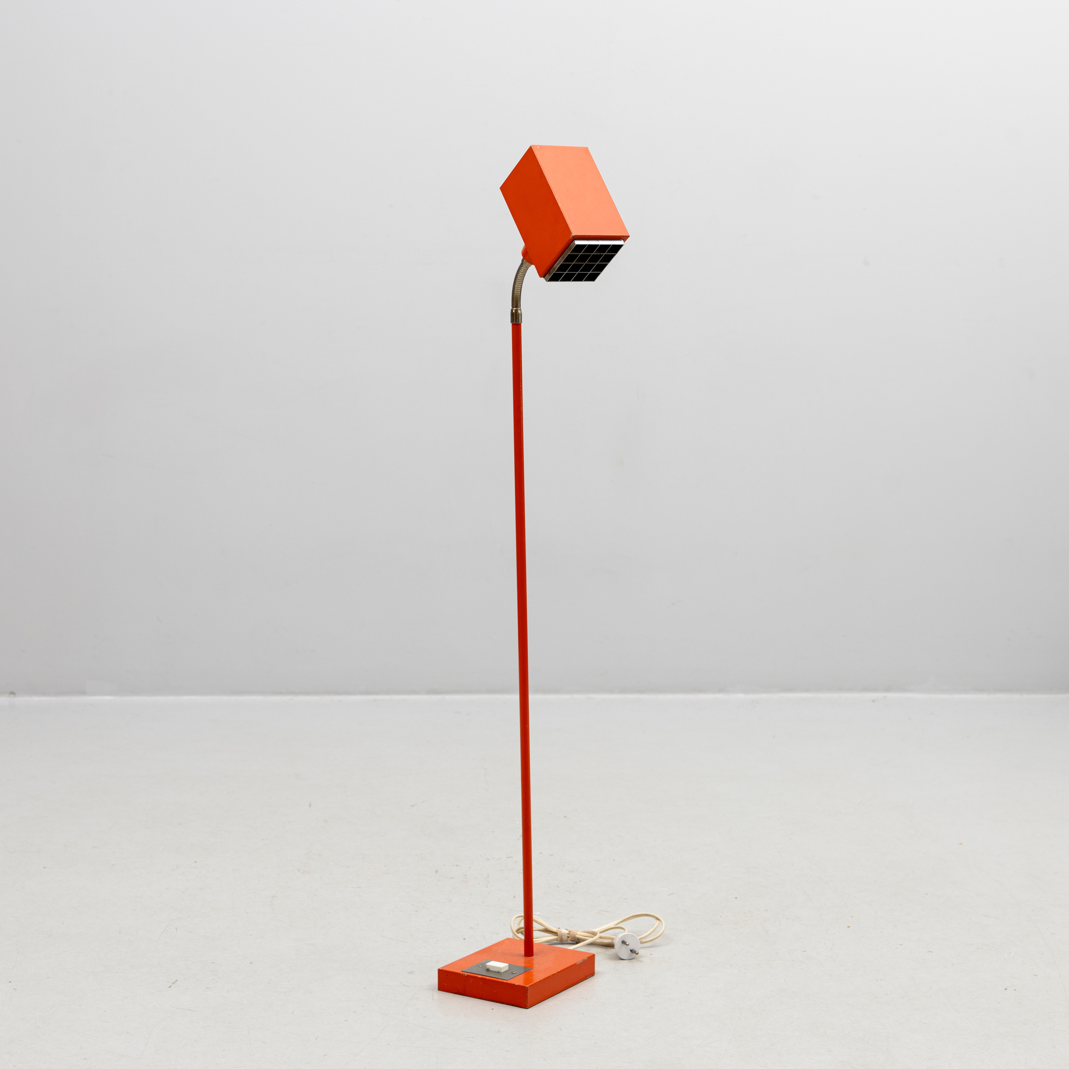 BJÖRN SVENSSON. Golvlampa, "Kuben", orangelackerad metall, 1970-tal.