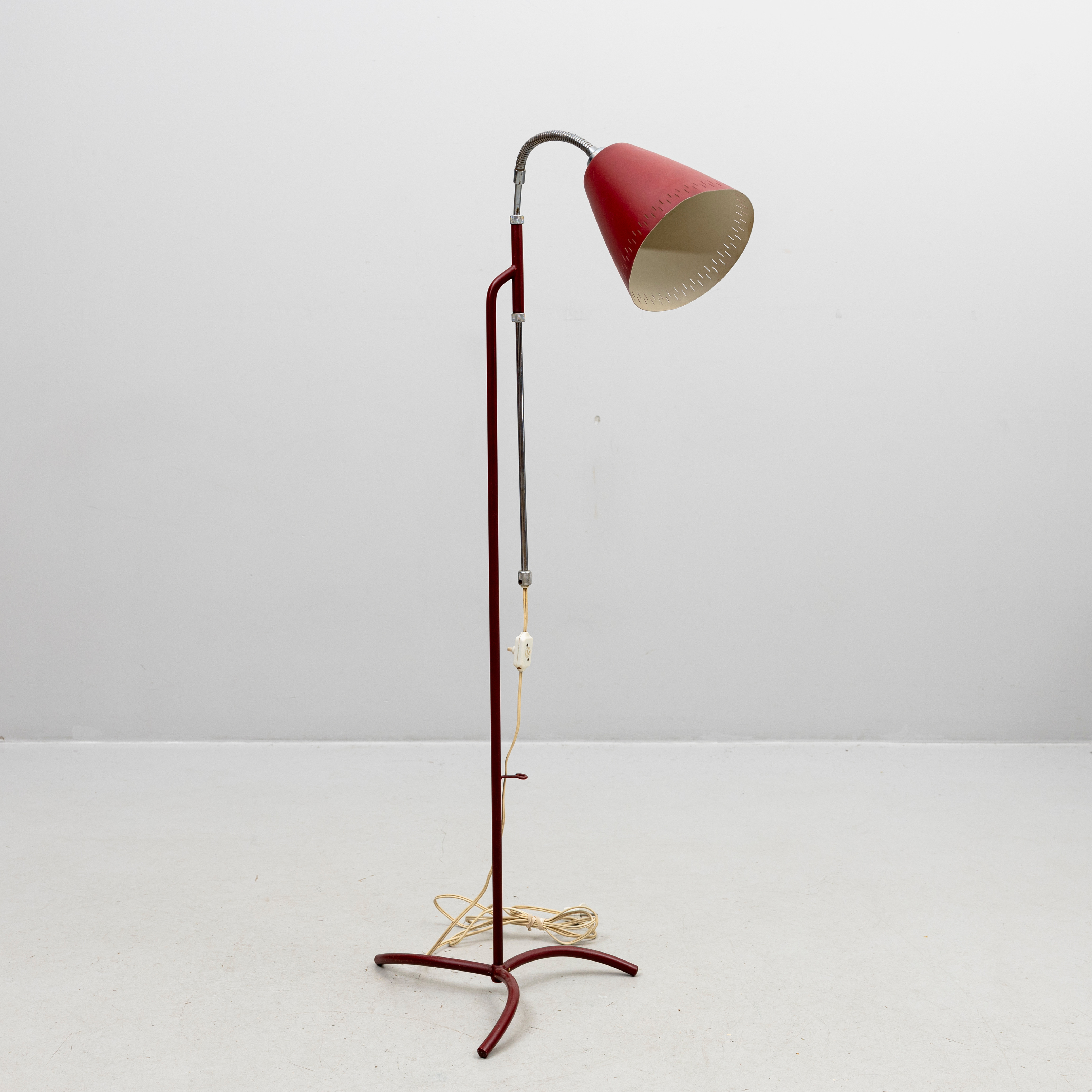 GOLVLAMPA, delvis rödlackerad metall, märkt SAF 55, omkring 1900-talets mitt.