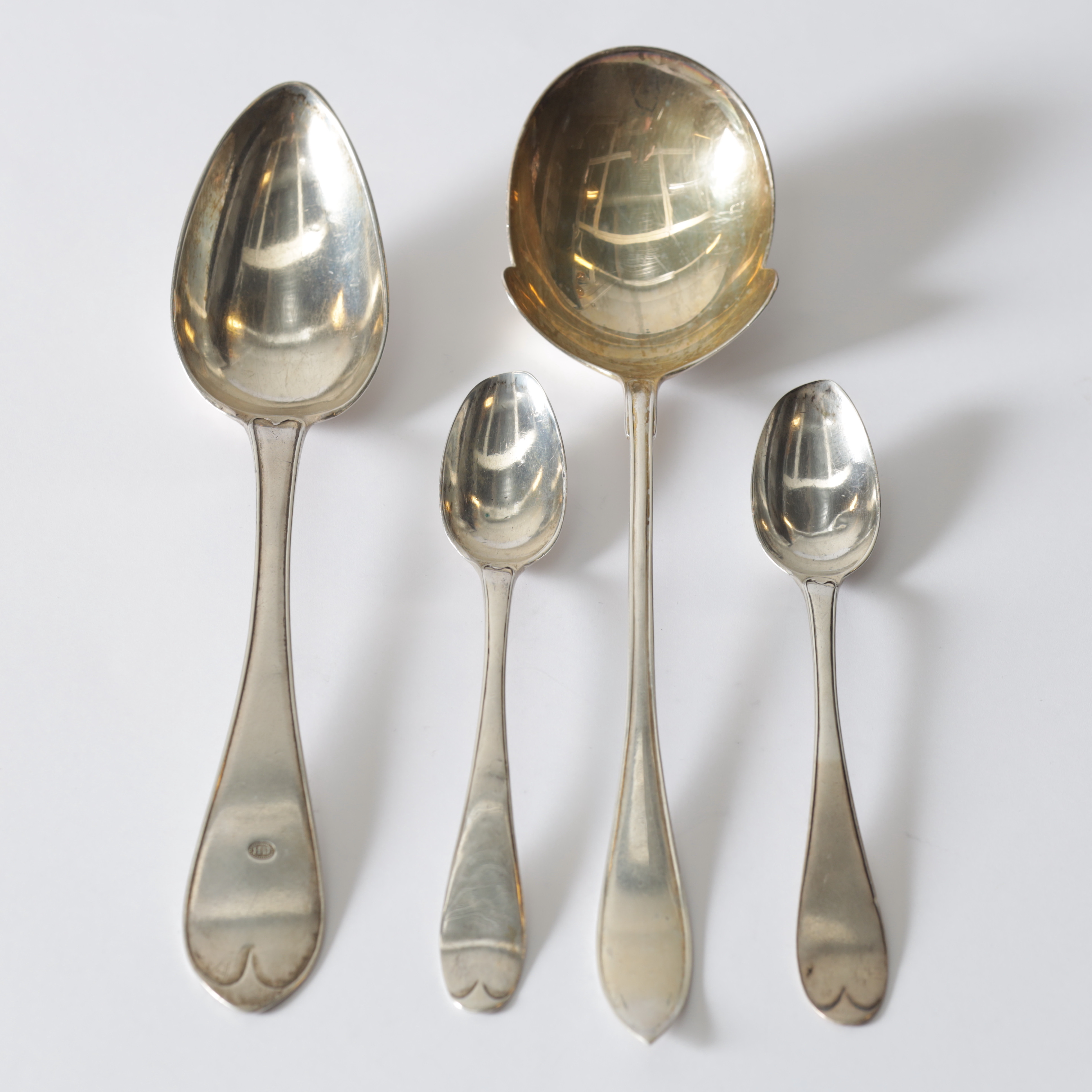 SKEDAR, 4 st, silver, olika tillverkare, 1800-/1900-tal. Totalvikt ca 164,9 gram.