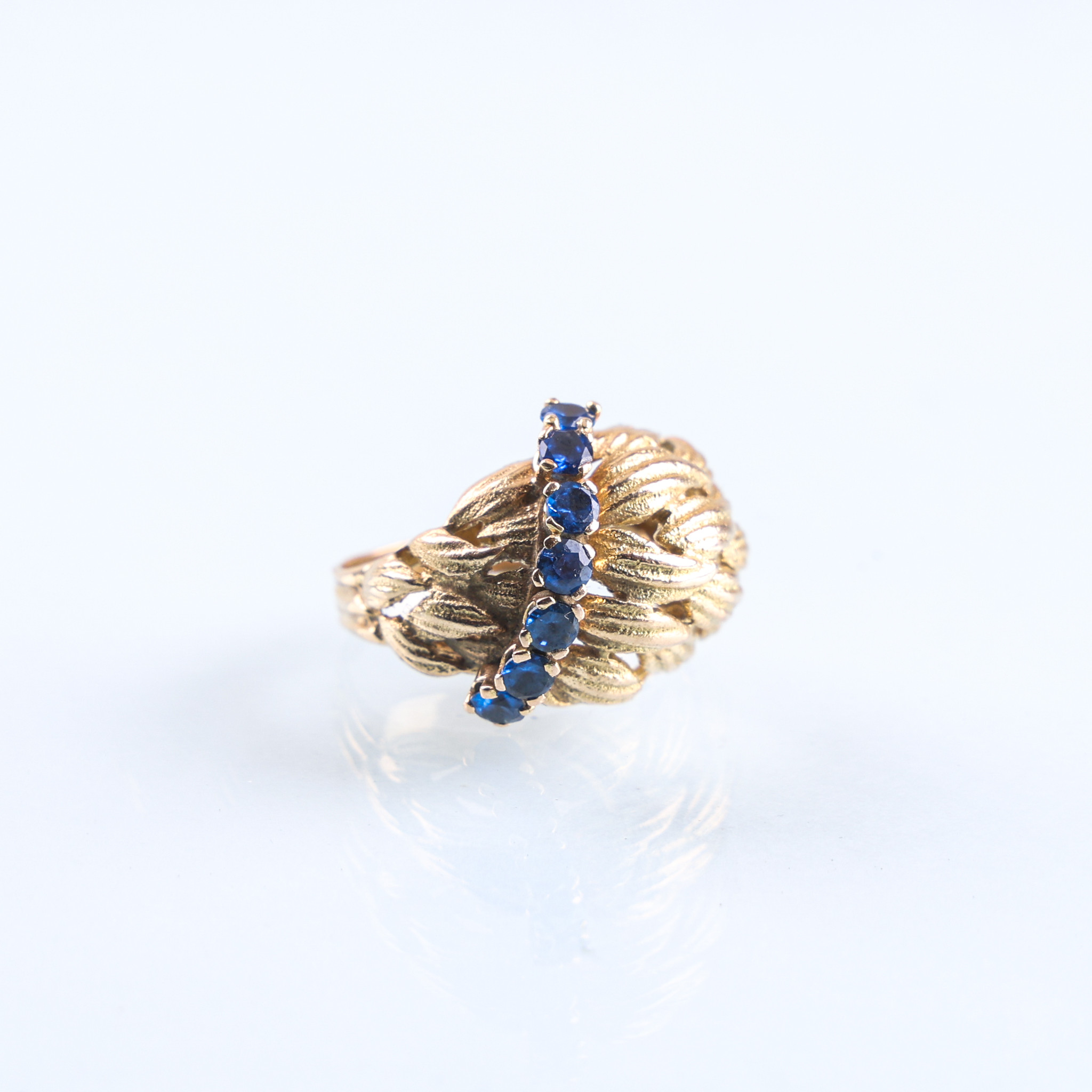 RING, med blå stenar, 18 karat guld, vikt ca 7,3 gram.