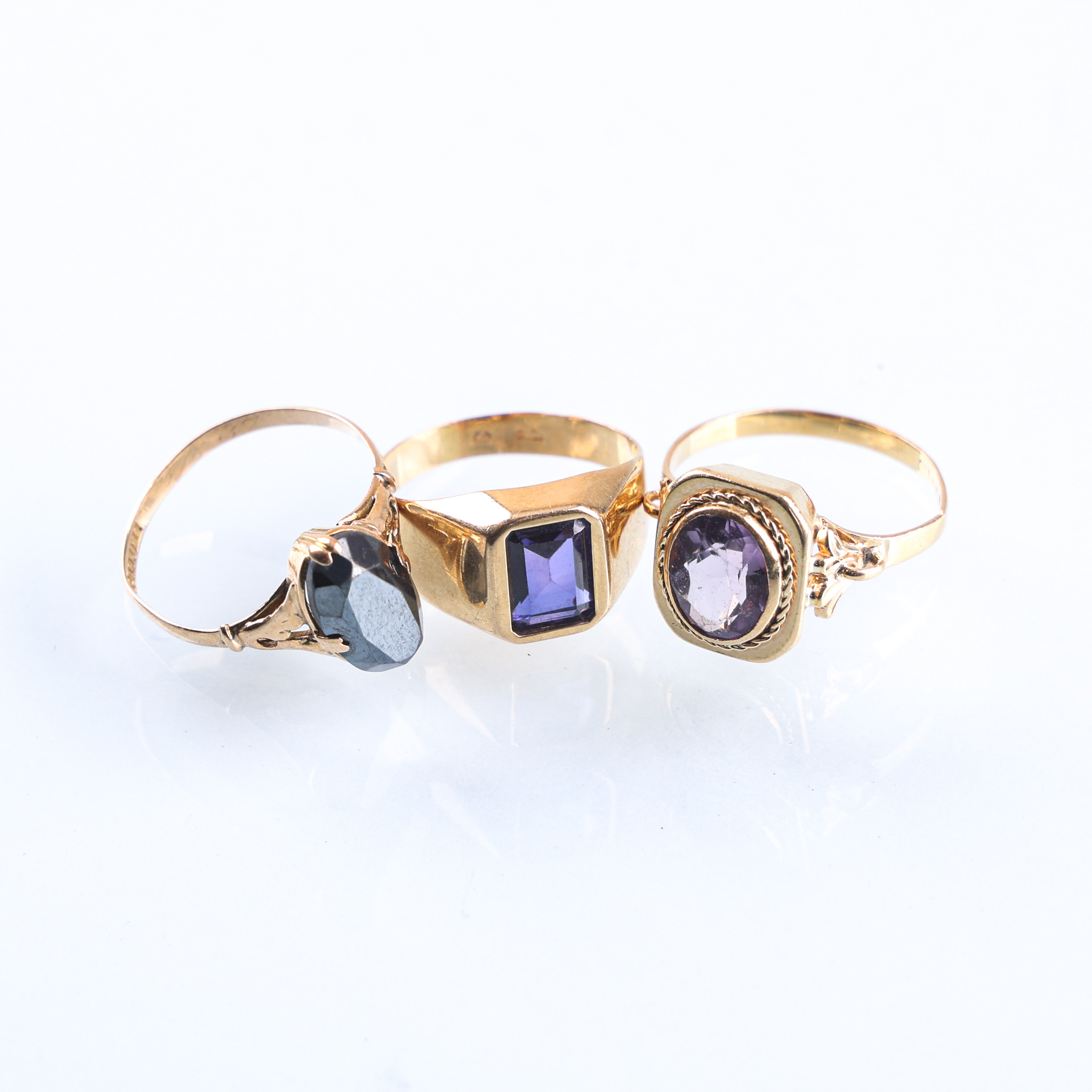 RINGAR, 3 stycken, 18 karat guld, totalvikt ca 7,6 gram.