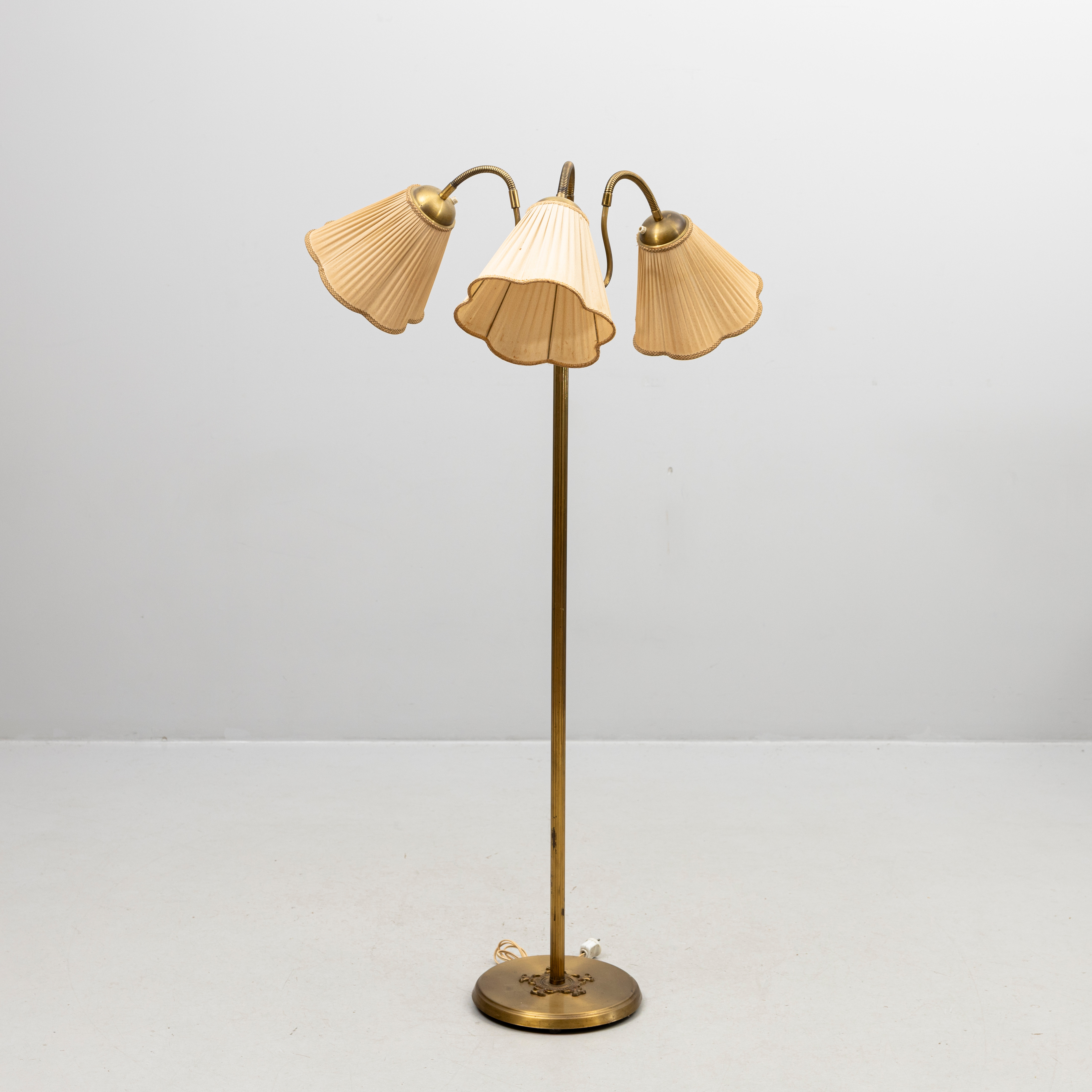 GOLVLAMPA, tre ljusarmar, gulmetall, etikettmärkt Industriaktiebolaget, omkring 1900-talets mitt.