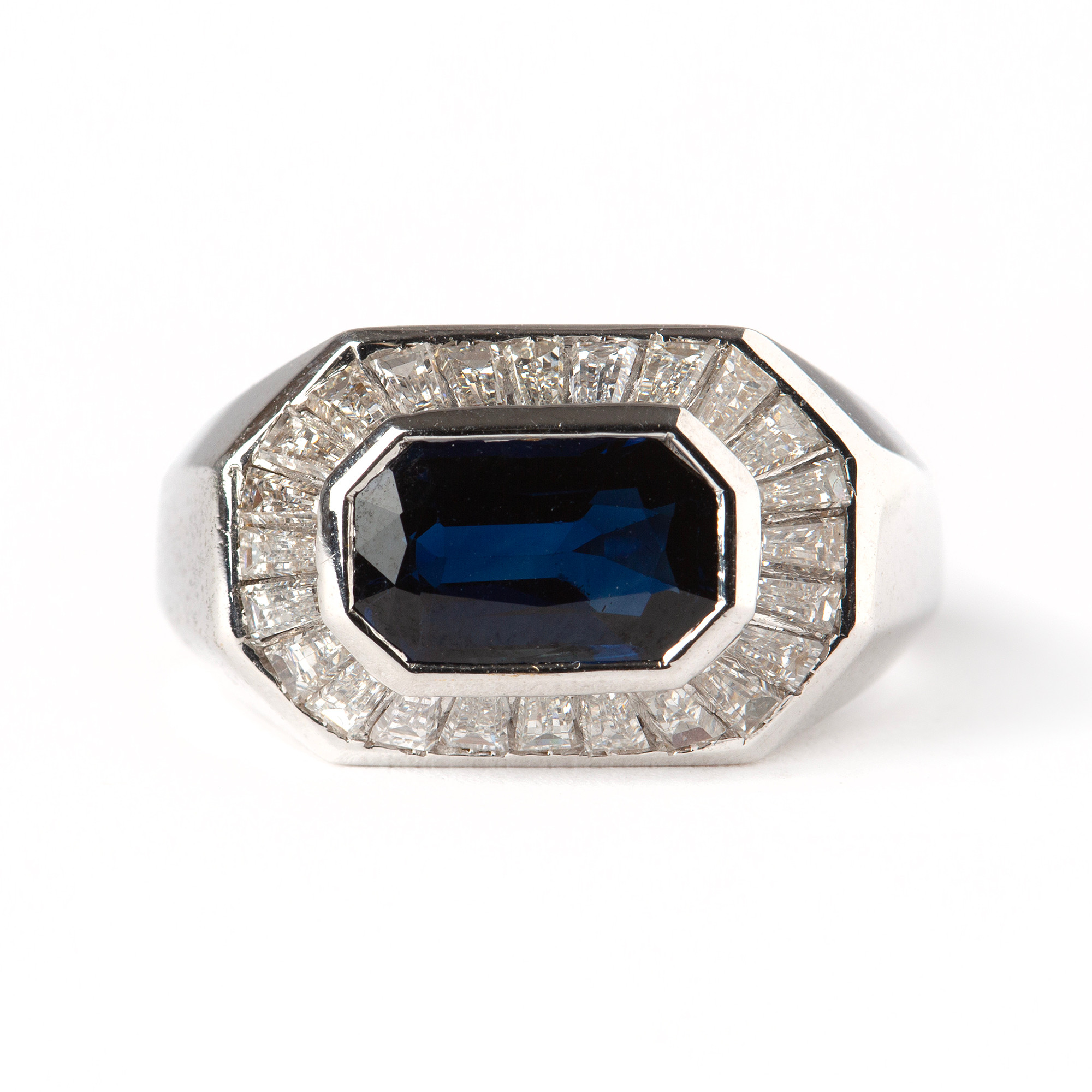 RING, 18K vitguld med fasettslipad safir samt trapetsslipade diamanter, totalt ca 1.40 ct.