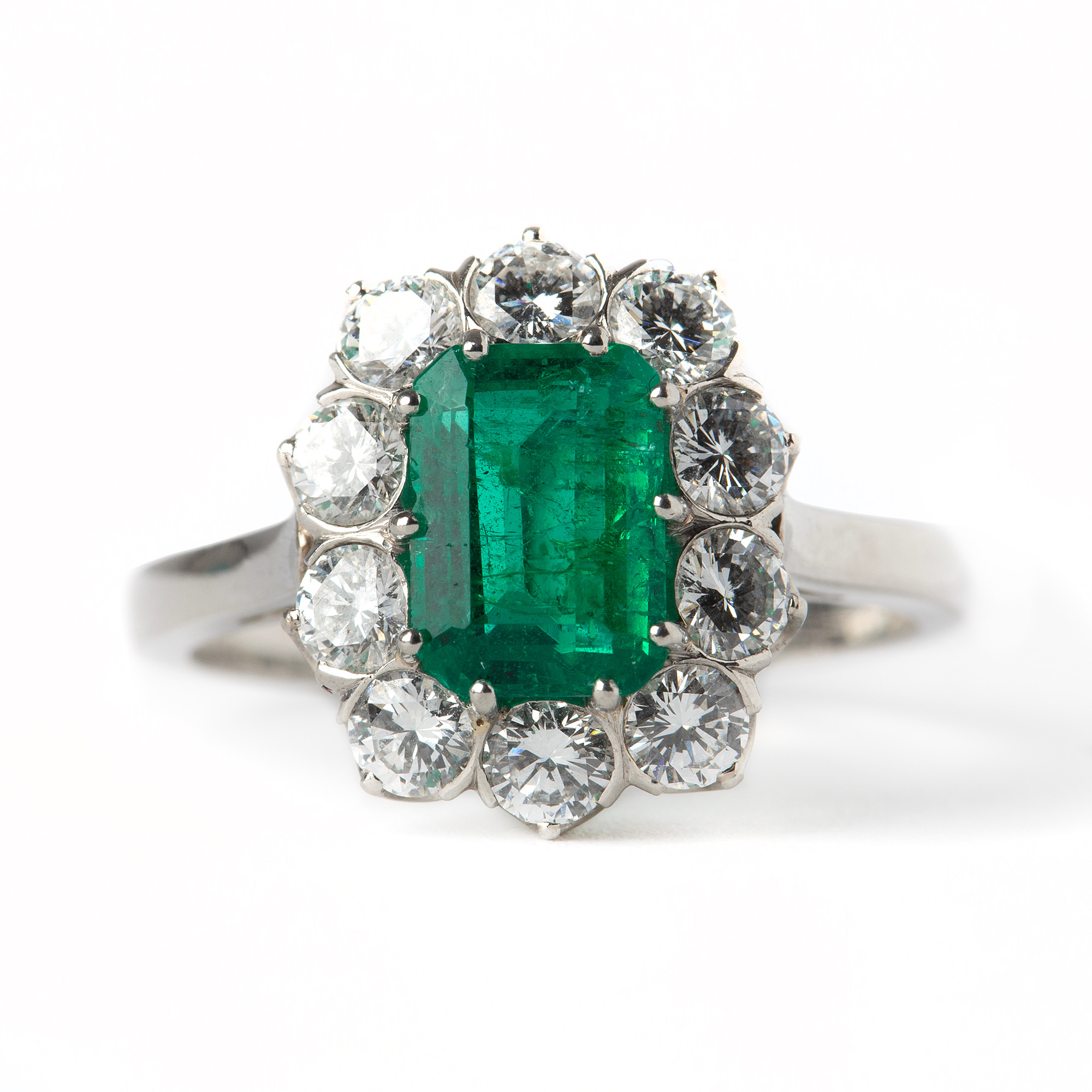 RING, 18K vitguld med smaragdslipad smaragd ca 1.40 ct samt briljantslipade diamanter, totalt ca 1.50 ct.