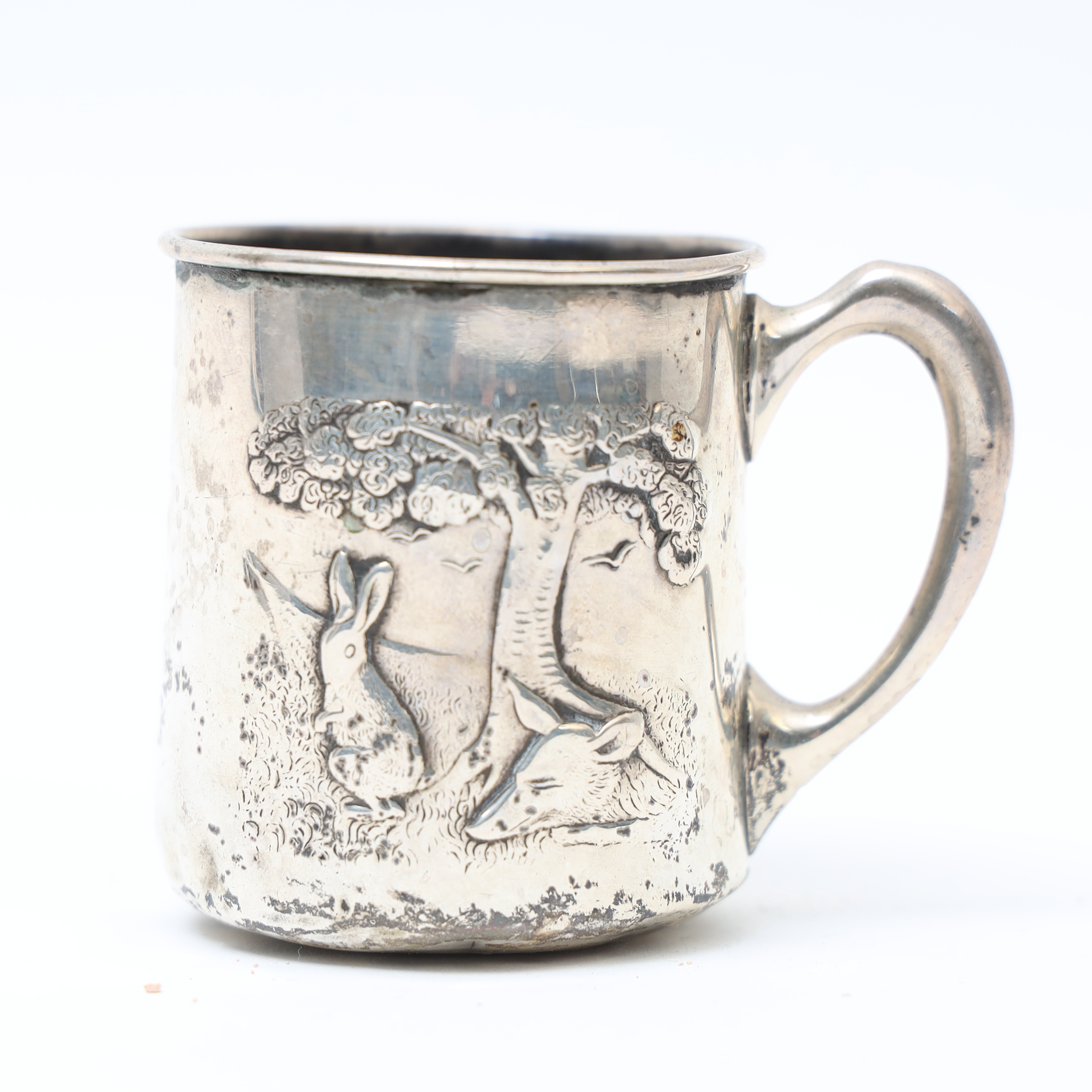 MUGG, silver, med reliefdekor av djur.