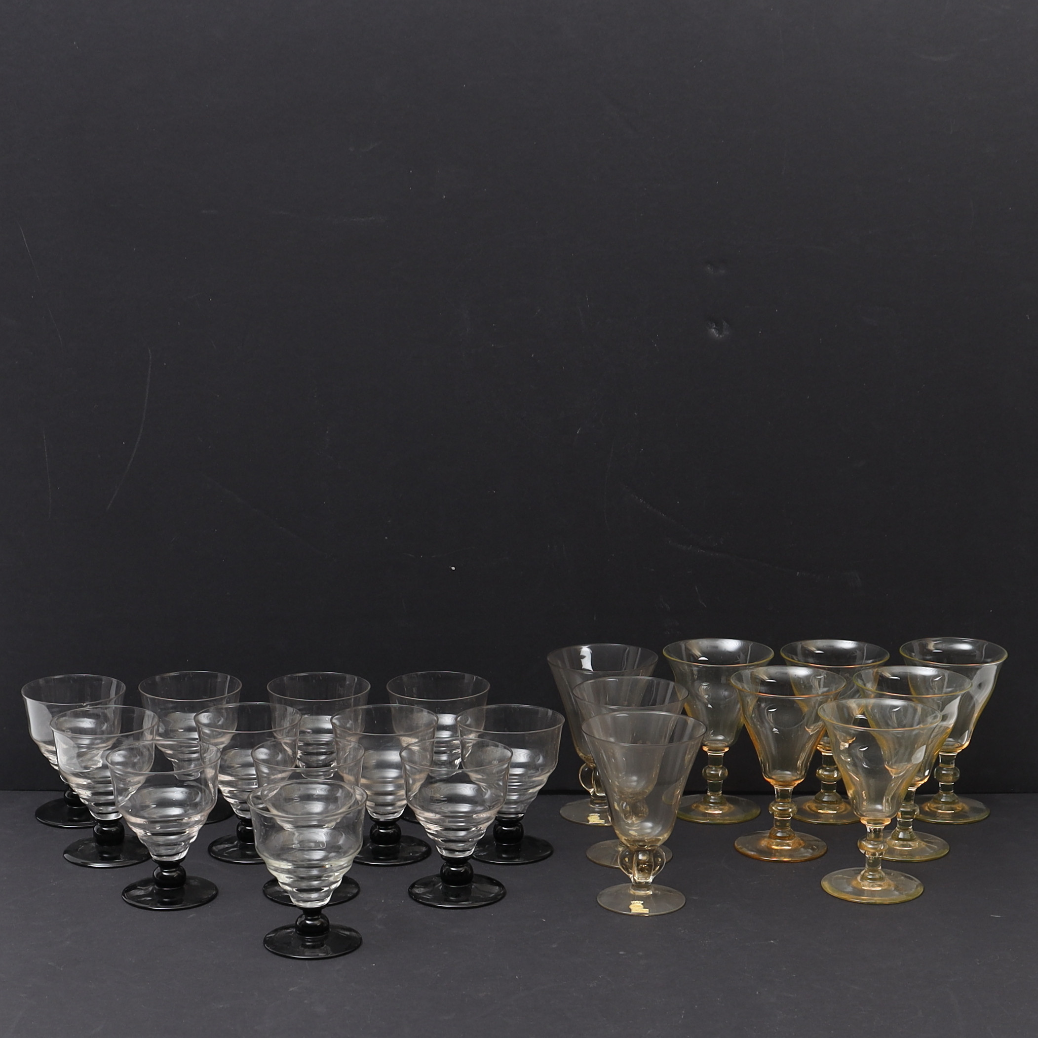 GLAS 21 DELAR, delvis 1900-talets första hälft, skruf med flera.