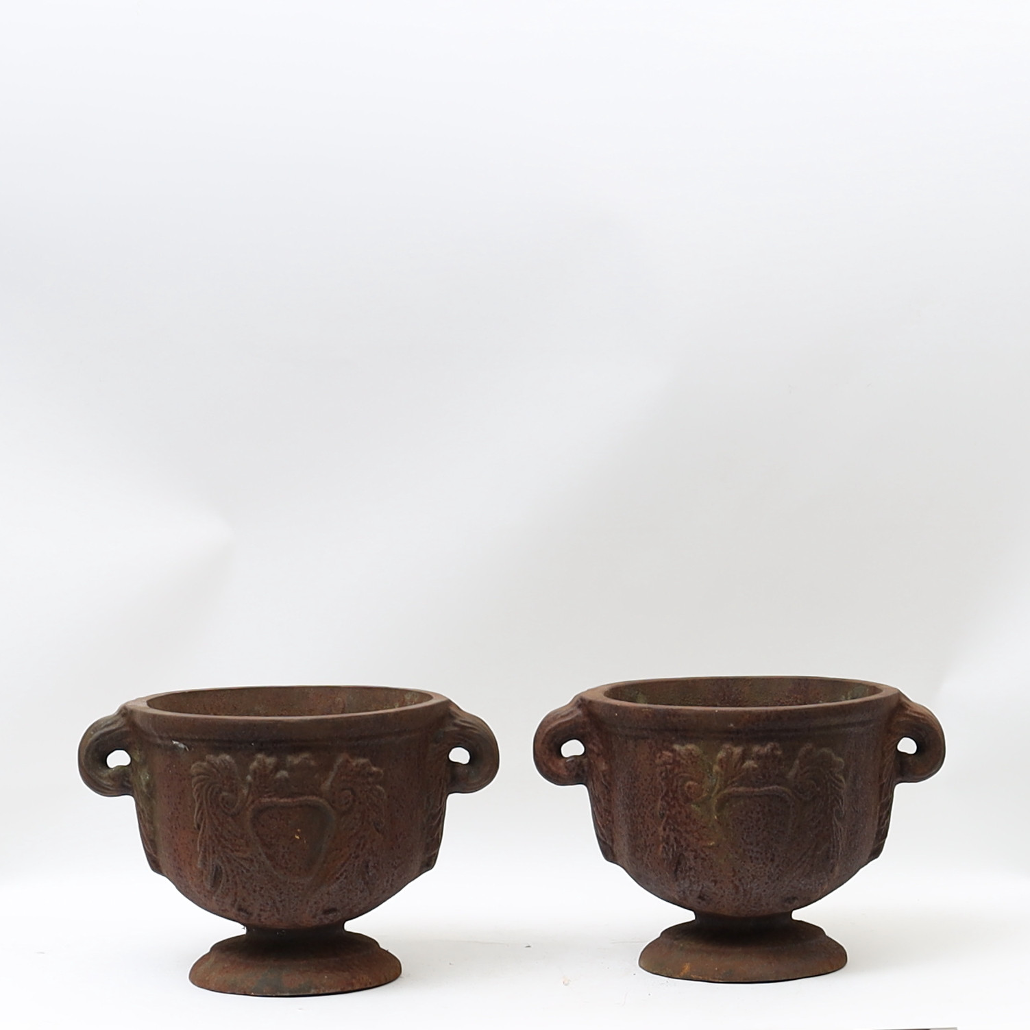 TRÄDGÅRDSURNOR, ETT PAR, 1800-1900-tal, gjutjärn med reliefdekor, dubbla hänklar.